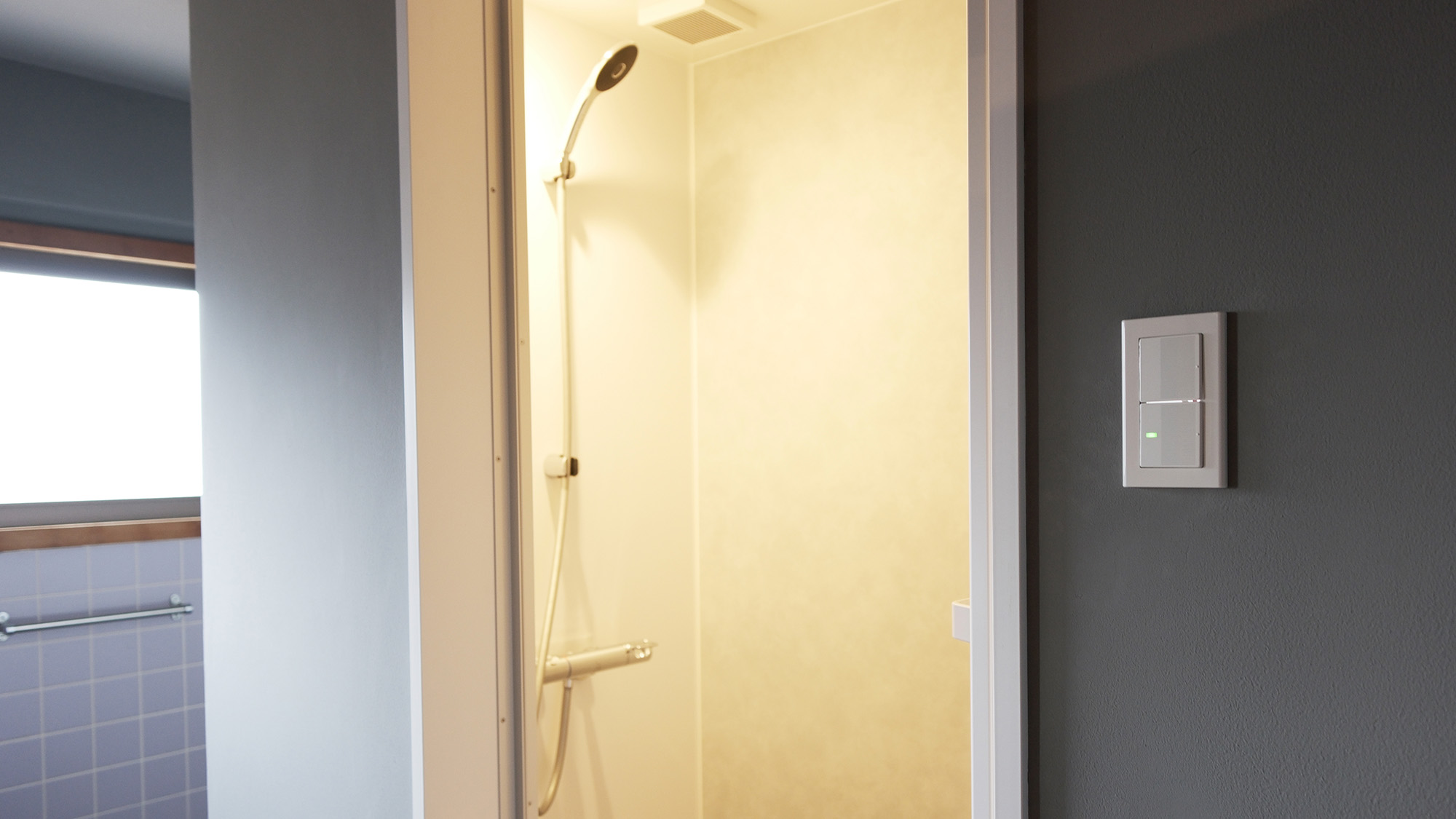 ・【シャワールーム】2階のシンプルなシャワールーム。薪ボイラーで沸かしたお湯を浴びられます