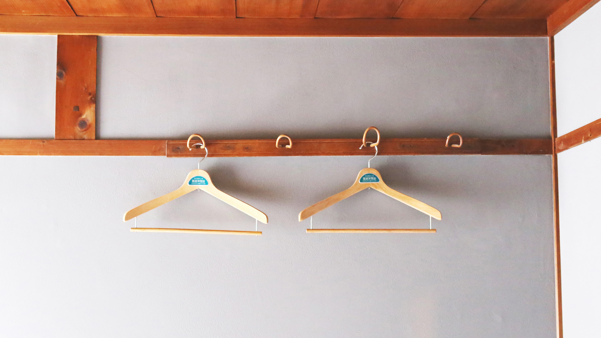 ・【共通設備】ハンガーを完備。大切なお洋服にシワが付かないので安心！