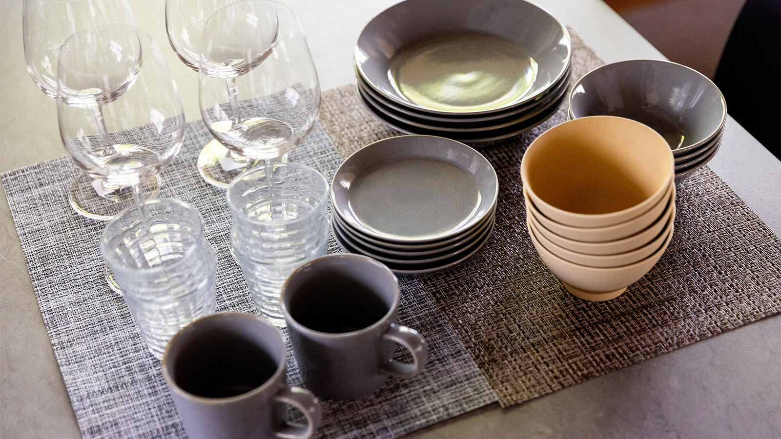 定員人数分食器（平皿プレート・深皿プレート・お茶碗） / グラス / コーヒーカップ