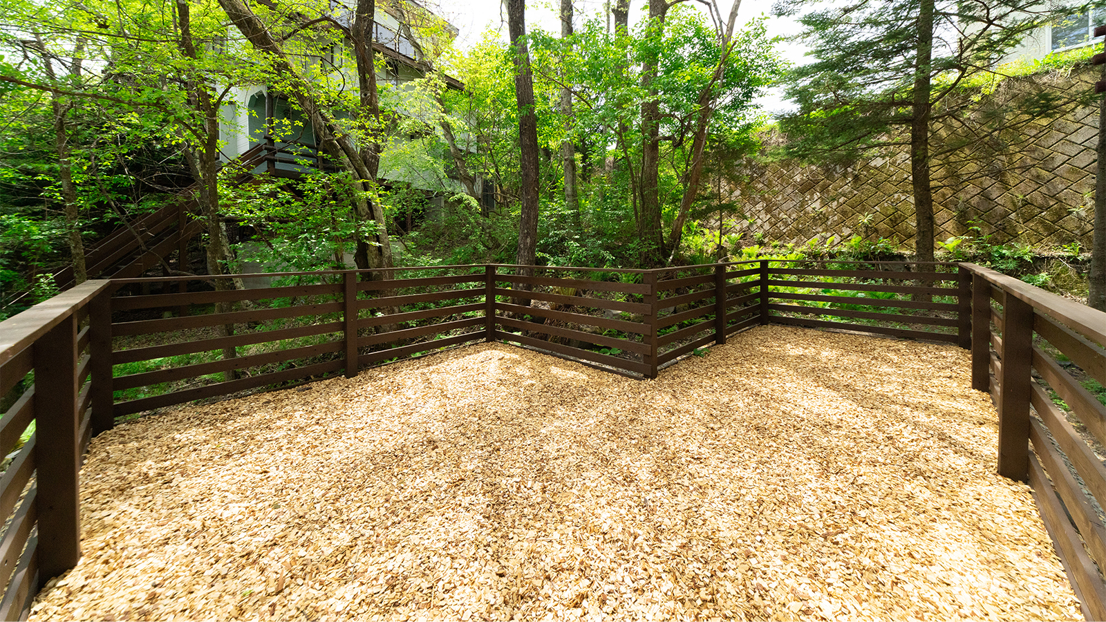 ご宿泊の方だけが利用できる、広々としたプライベートドッグラン