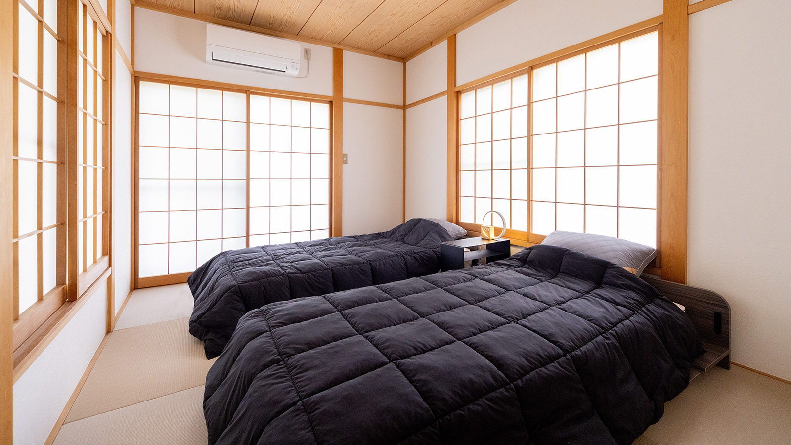 寝室（シングルベッド2台）