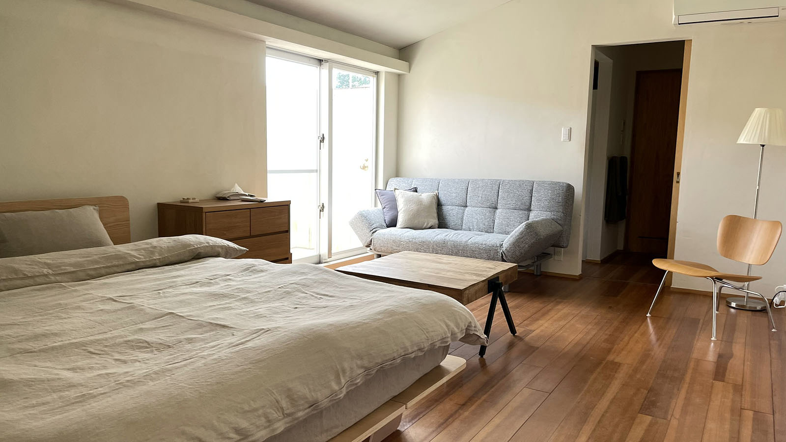 ふくぎリビング　ふくぎの間、全面珪藻土仕上げ、ハイサイドの窓から見えるふくぎ並木