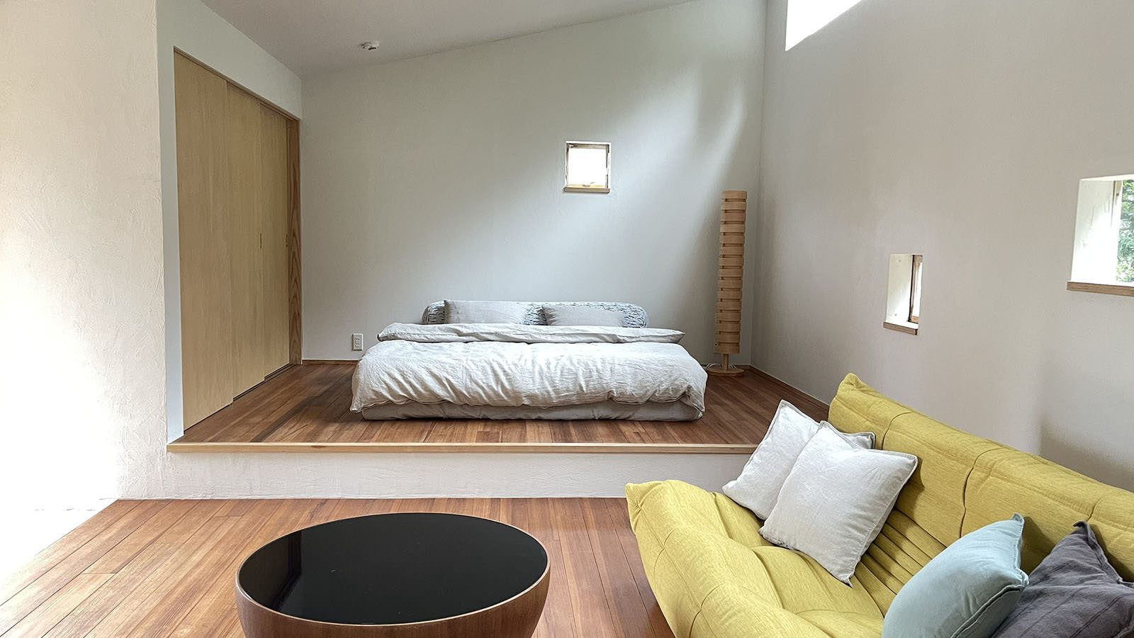 ふくぎリビング　空の間、全面珪藻土仕上げ、デザイナーズ家具、ハイサイドの窓