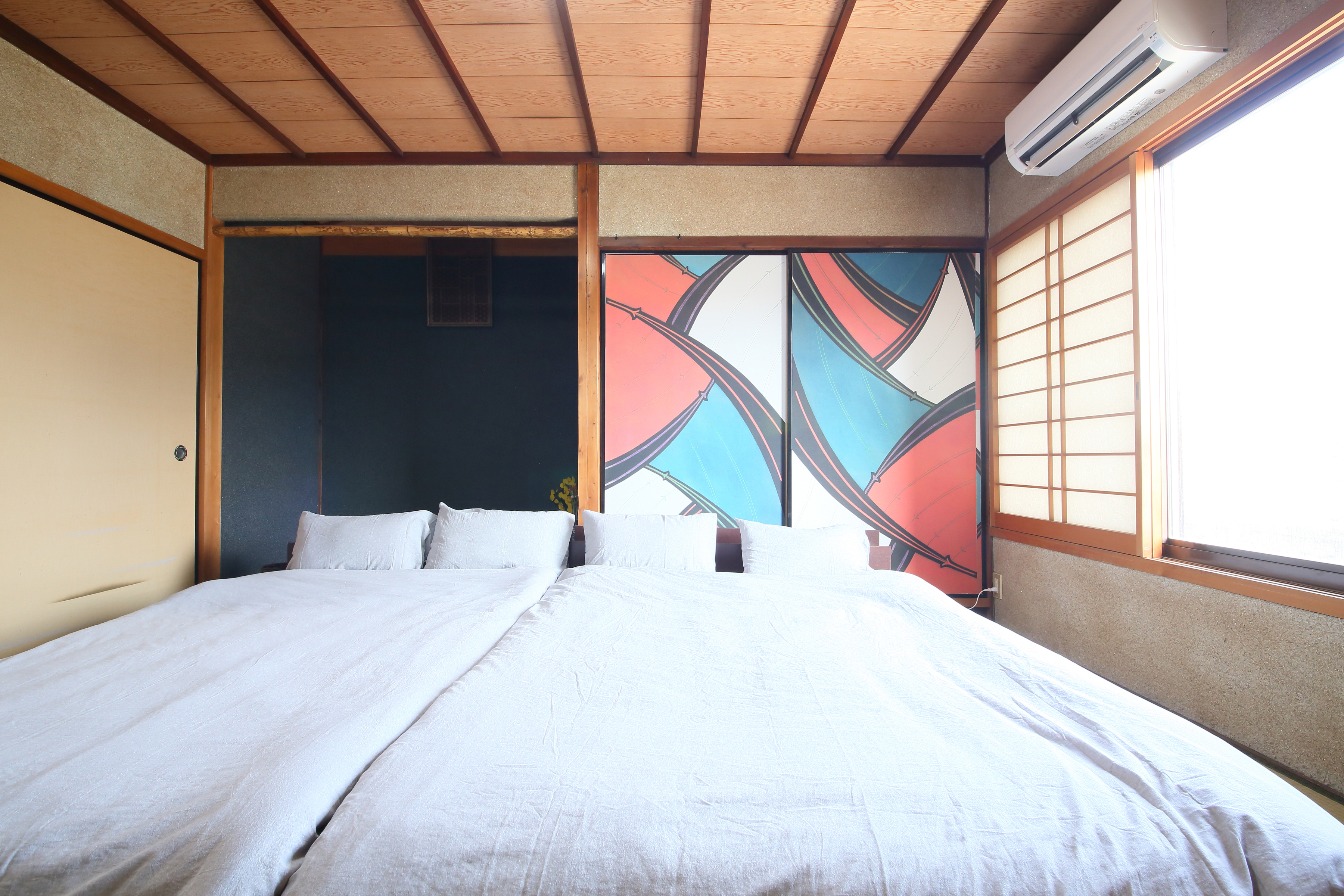 セミダブルベッド1台とダブルベッド1台の寝室