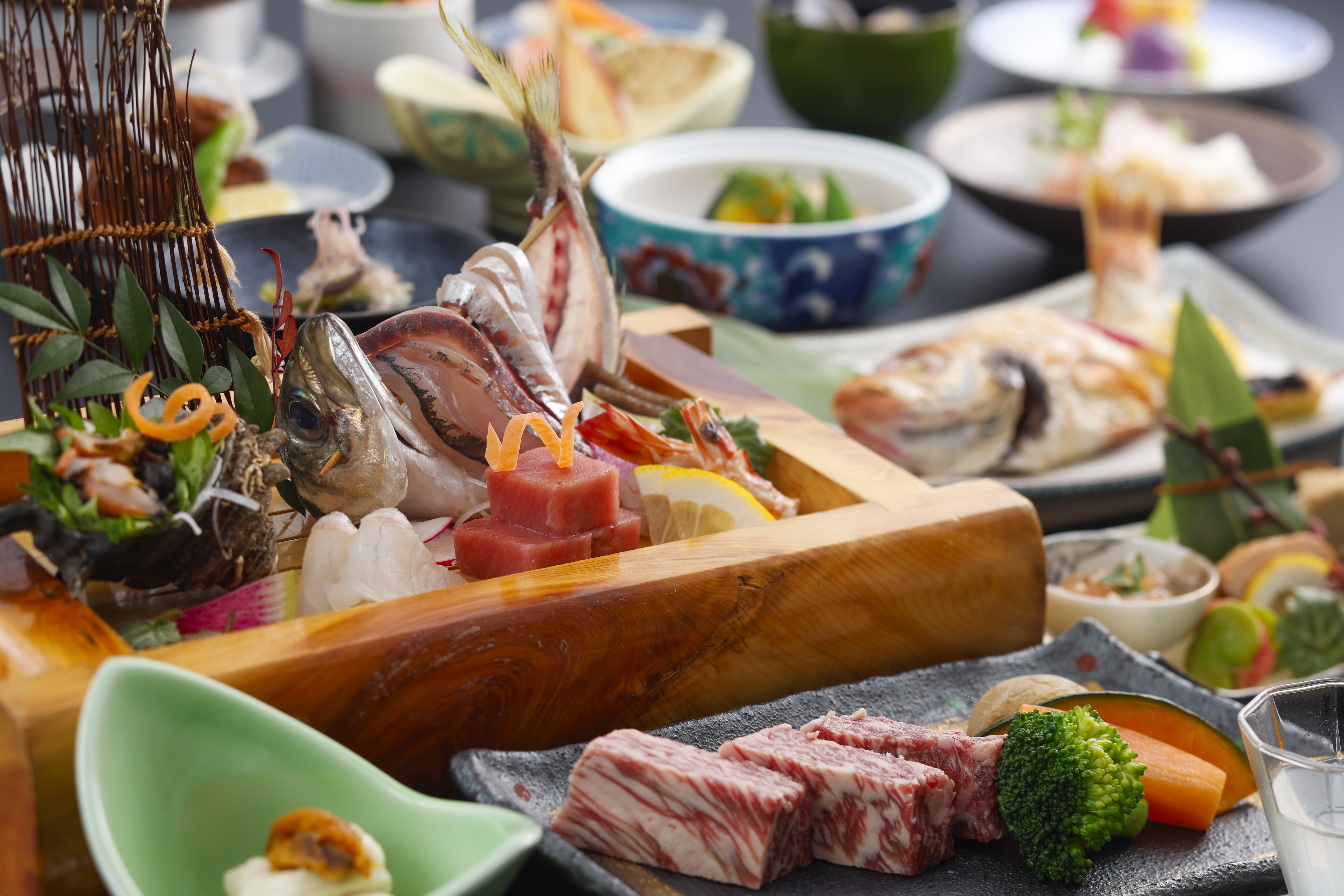 星華会席の一例　当ホテルの一番上のお料理プランです。食の都とっとりの食材を分だんに使った総料理長自慢の逸品です