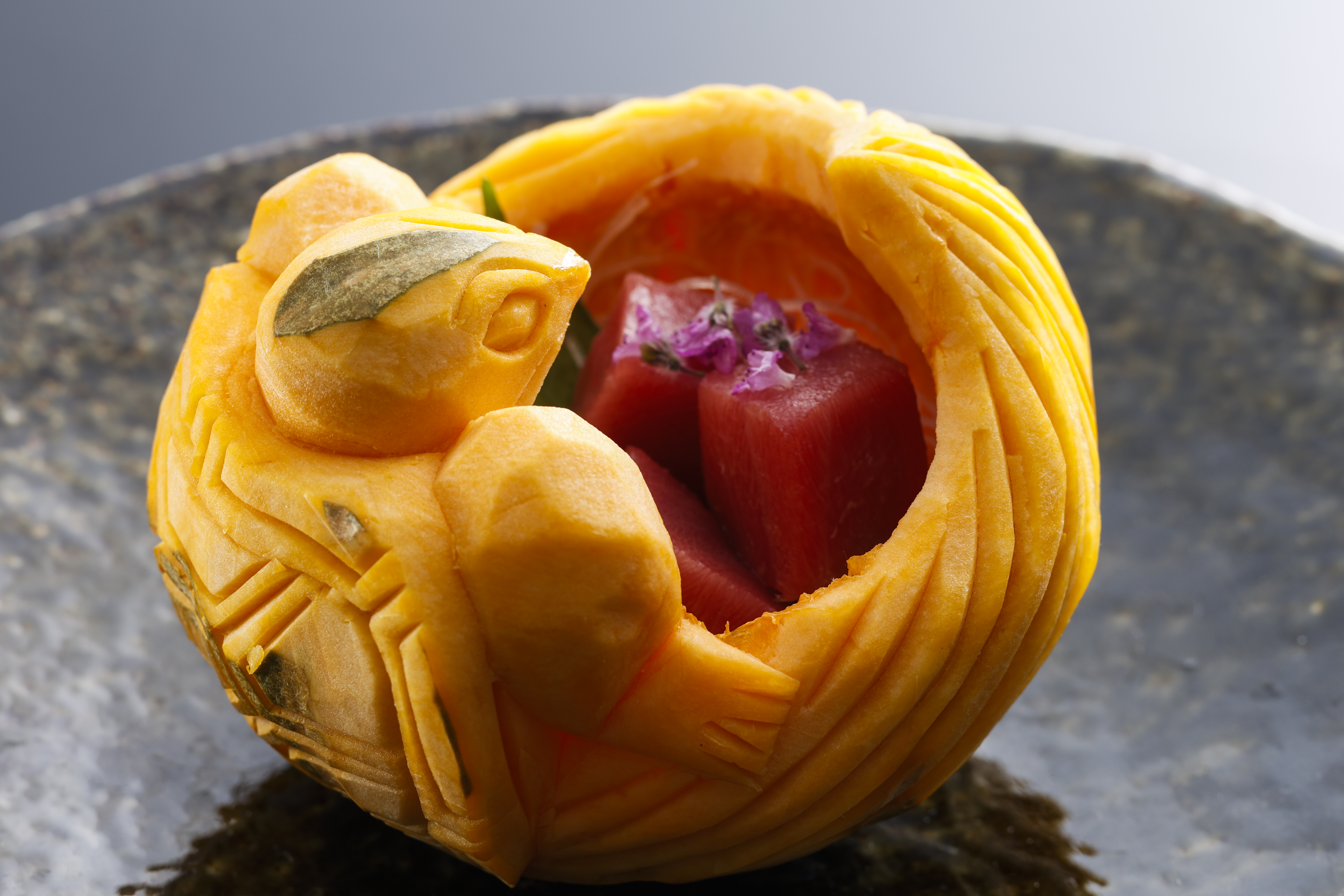 現代の名工の総料理長の腕が光るむきものの技術