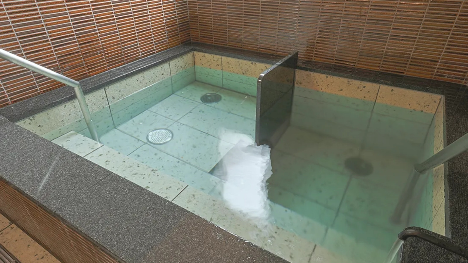 2つの深さで、リラックスの深みを感じる究極の水風呂。