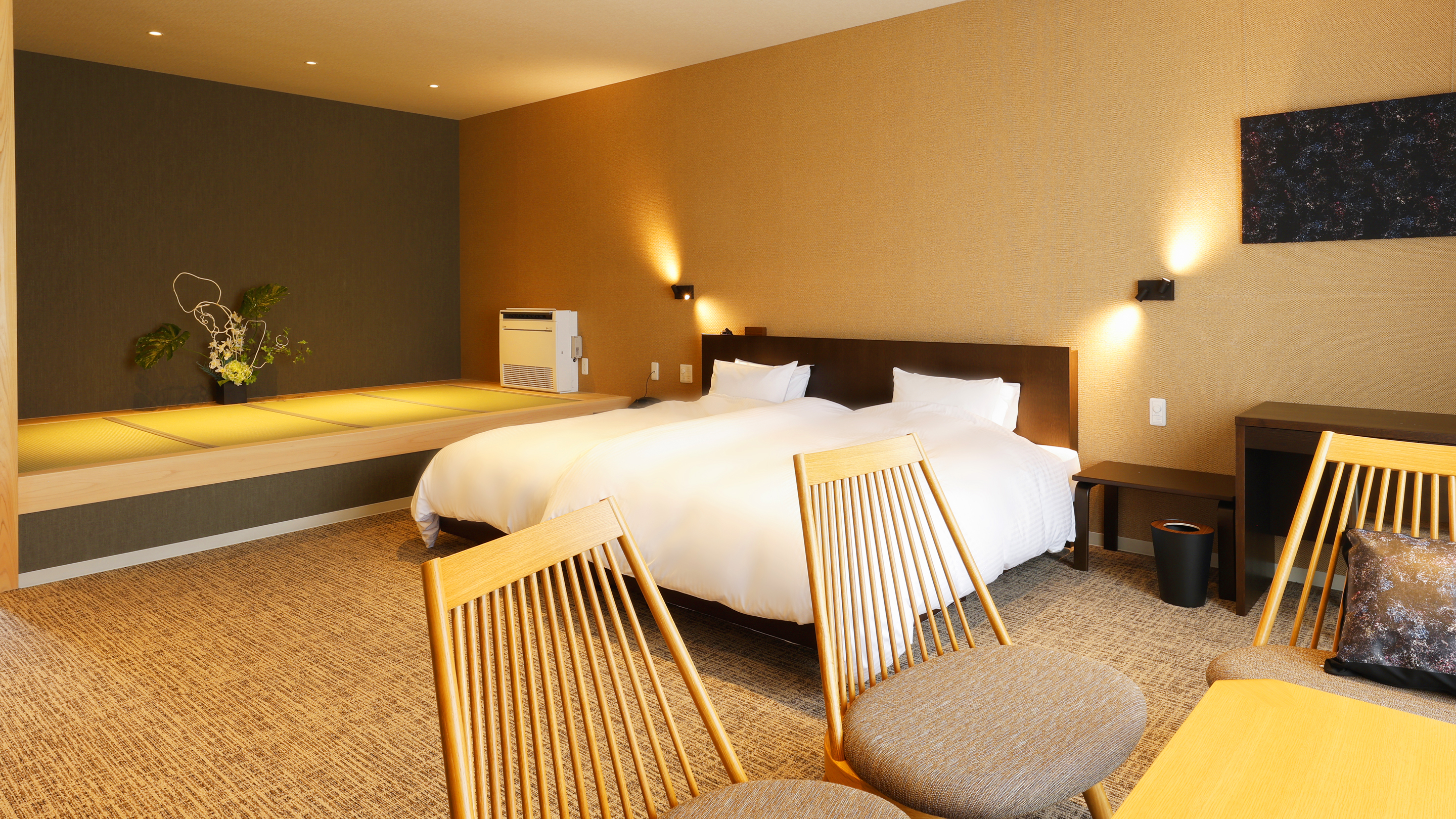 北館ユニバーサルデザイン特別室は広々とした洋室と、畳の小上がりを備えています。お部屋には温泉を引き込んだ専用風呂も設置。