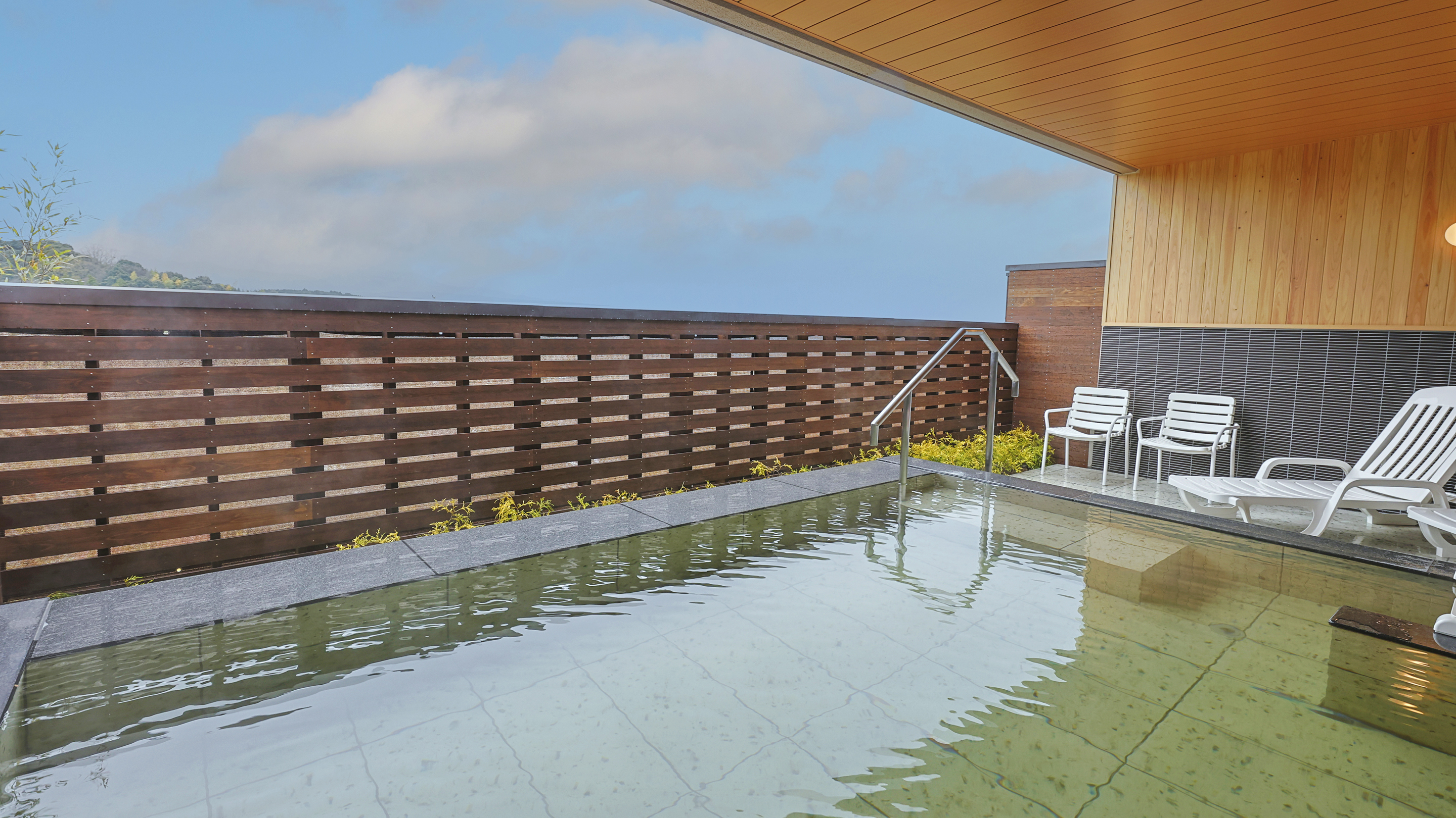 大浴場の露天風呂は源泉かけ流し