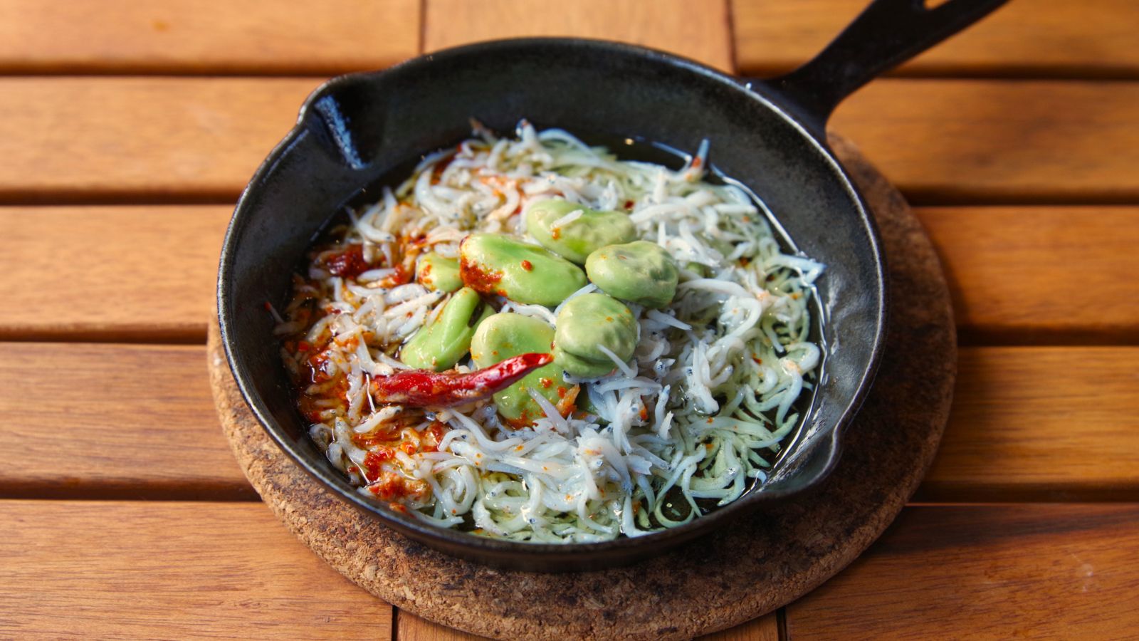 2026春　別府湾しらすと空豆の特製旨辛アヒージョ