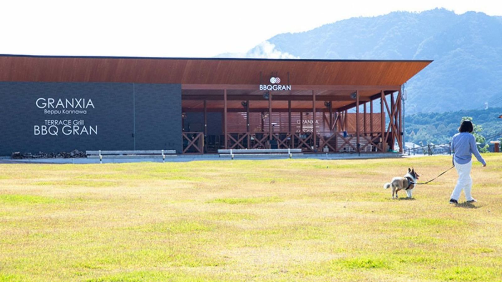 【施設】敷地内の広々としたワンちゃんと自由に遊べる共用スペース