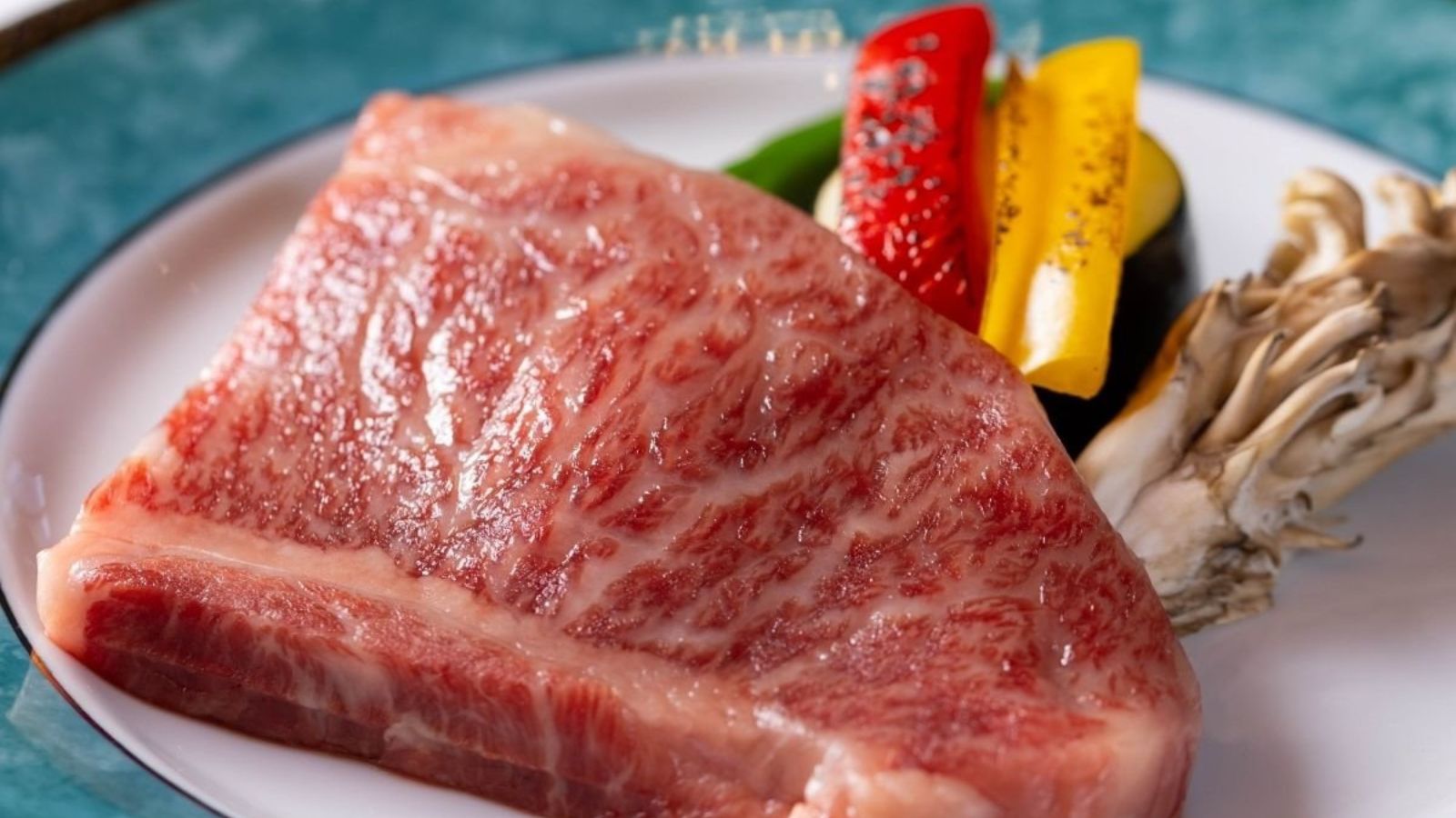 【食事一例】柔らかい肉質とジューシーさ、ステーキで贅沢な食事時間