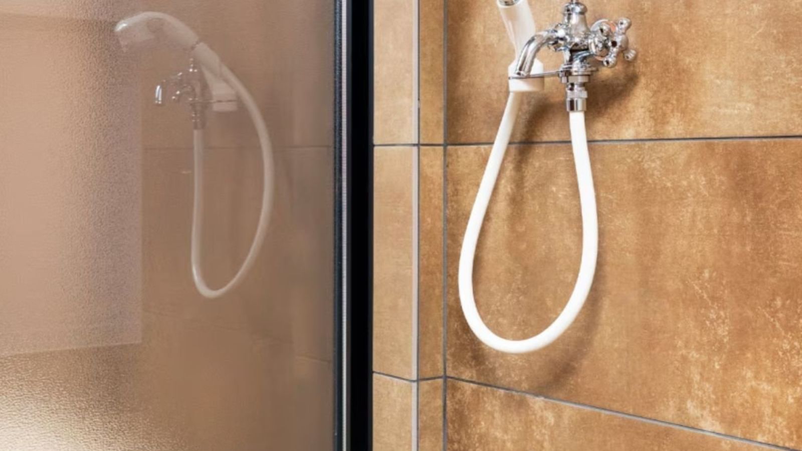 【バスルーム】ワンちゃん用シャワー：【ペット同伴可】グランシアドーム〈ドッグ〉10Mドーム・温泉付