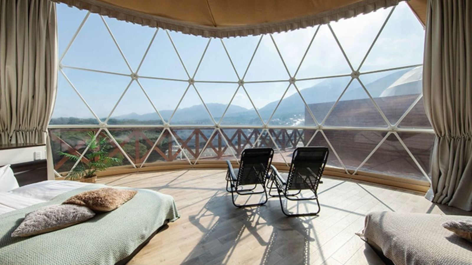 【客室内装一例】広々とした10Mドームでは、グランピングならではの開放的な空間