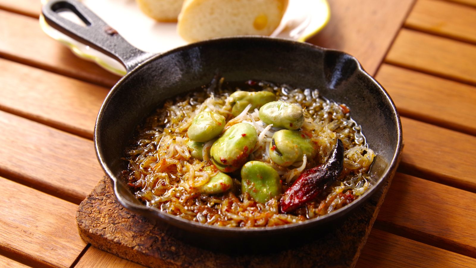 2026春　別府湾しらすと空豆の特製旨辛アヒージョ