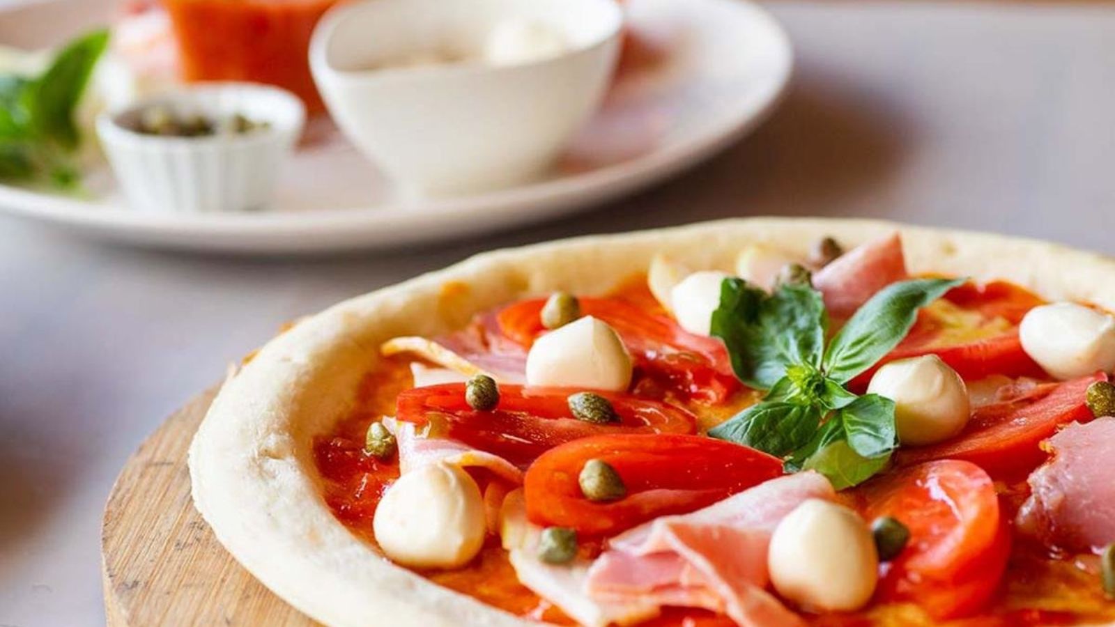 【アクティビティ】窯で焼き上げるピザ作り