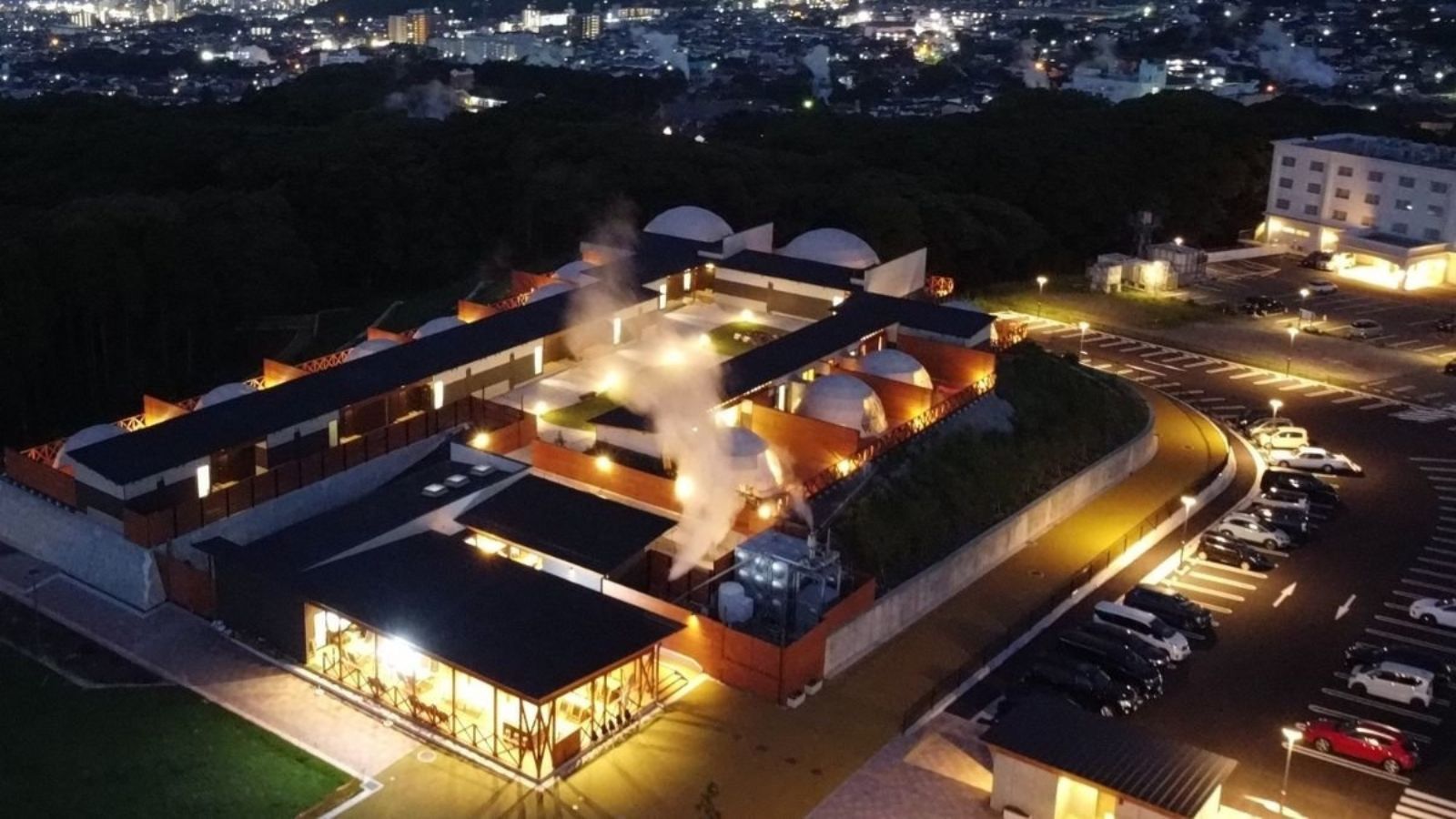 【外観】自然の美しさと調和した、落ち着きのある施設全体外観