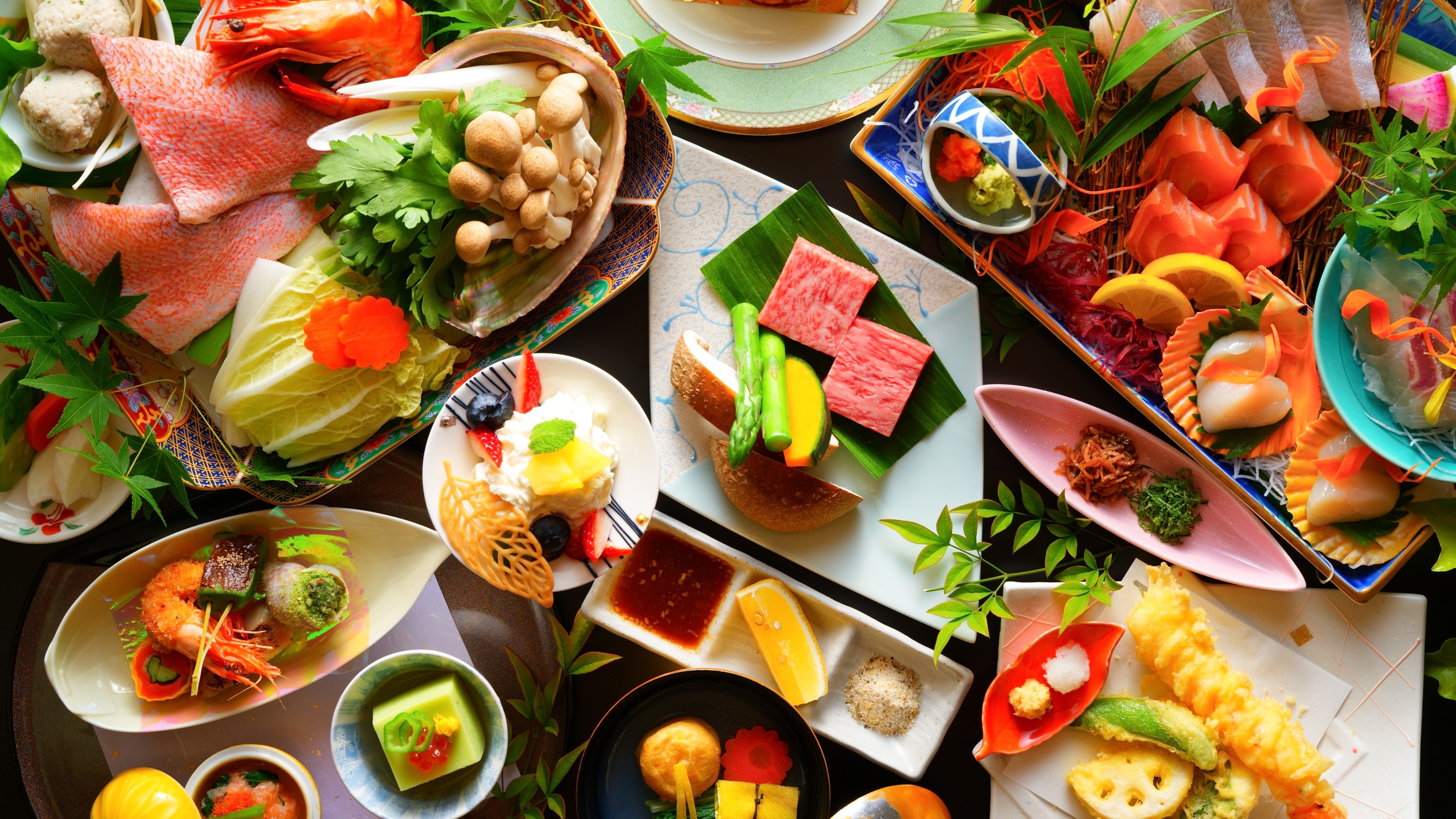 【夕食】一例　海山の幸を楽しむ！当館料理長が贈るスタンダード会席。　※鍋・刺身は2人前