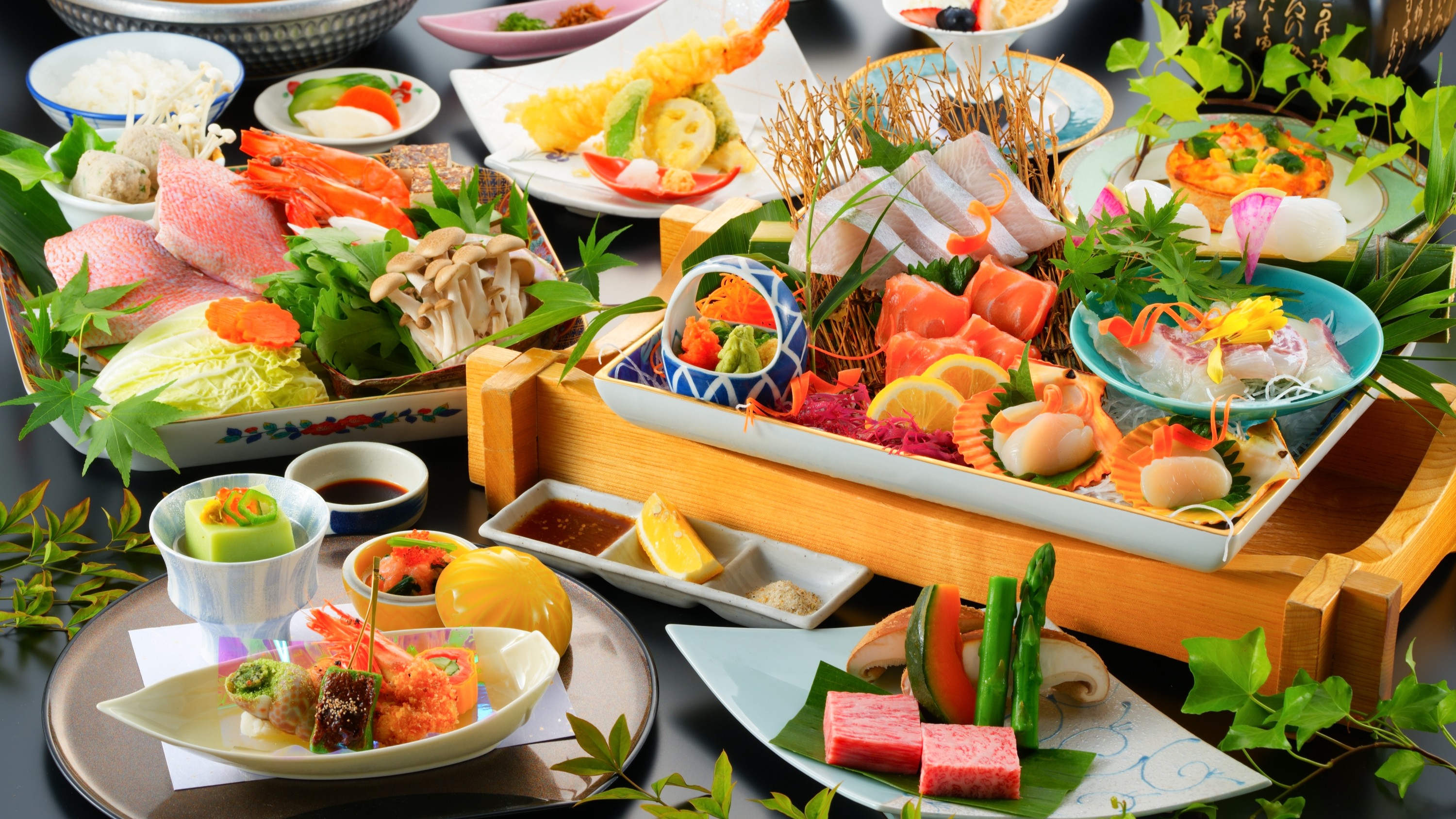 【夕食】一例　海山の幸を楽しむ！当館料理長が贈るスタンダード会席。　※鍋は2人前