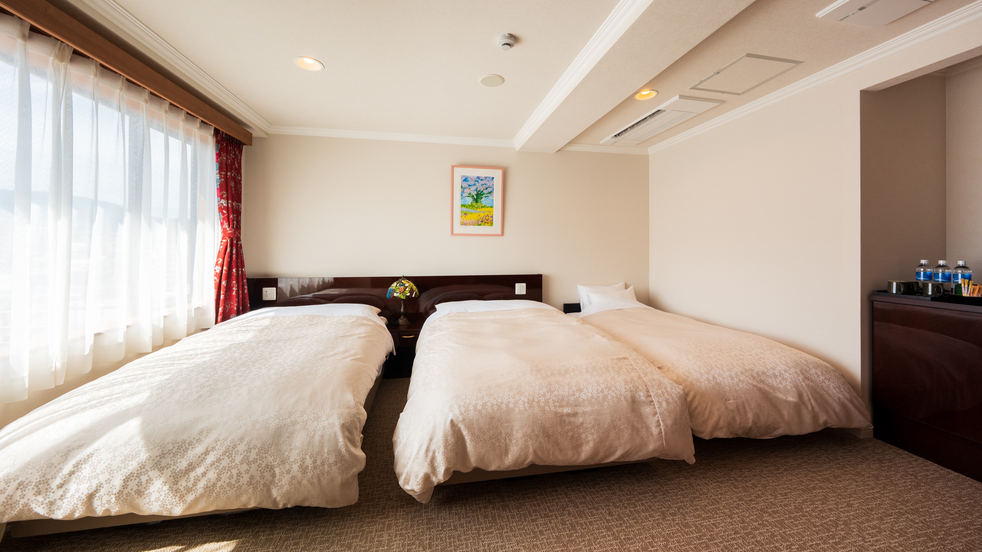 トリプルルーム（46㎡／セミダブル120cm&times;２台＋エキストラ・シングルベッド&times;１台）