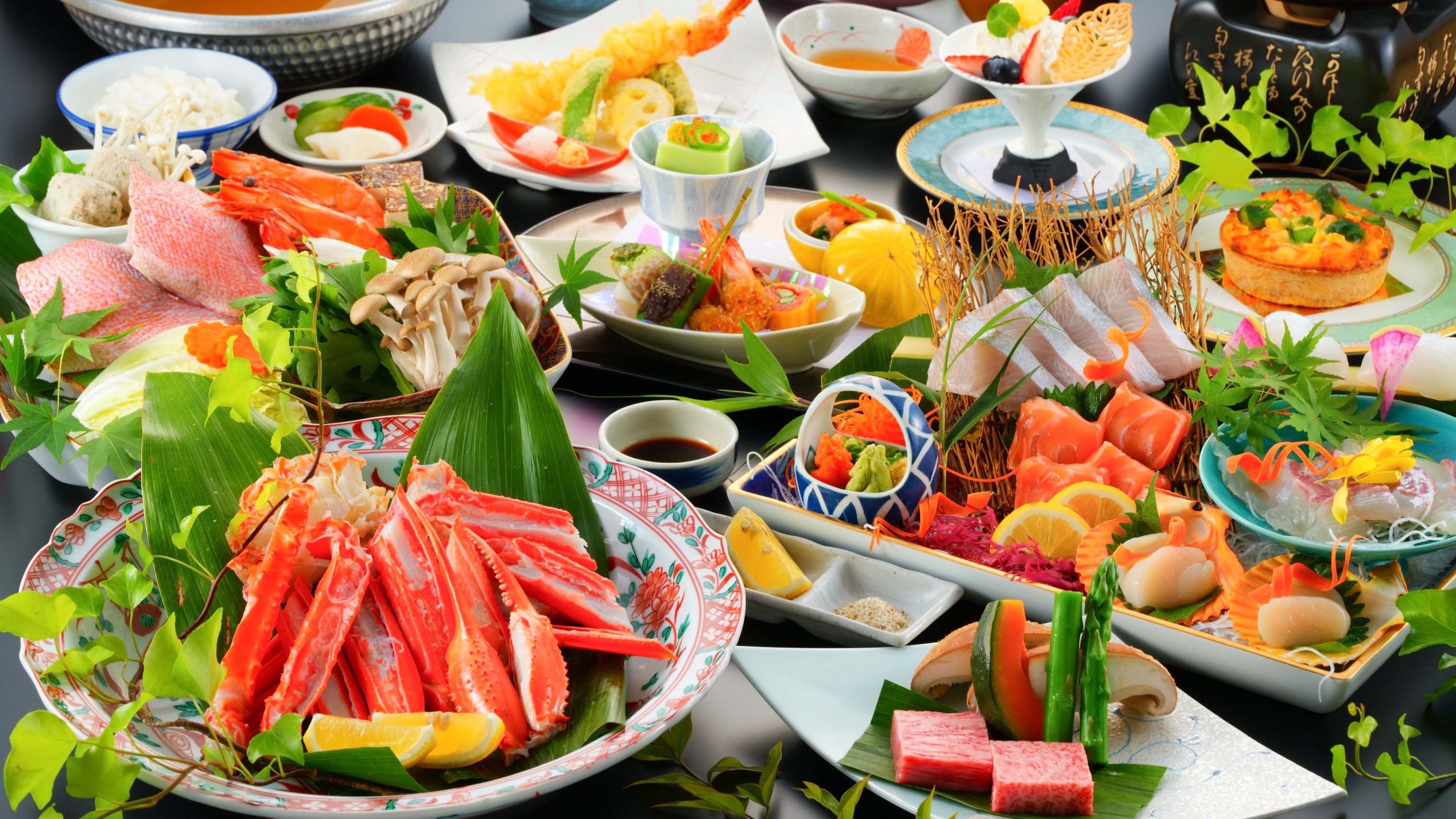 【夕食】一例　グレードアップ会席はズワイガニが付いた豪華会席！　※鍋・刺身・カニは2人前