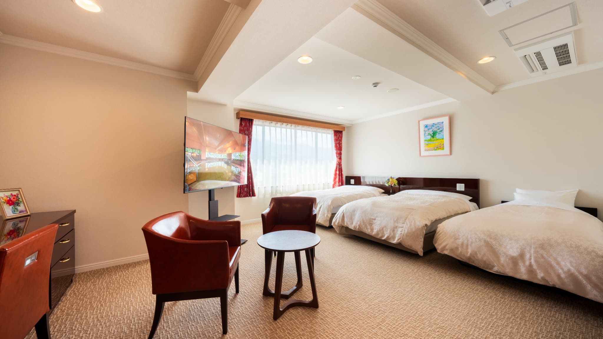 トリプルルーム（46㎡／セミダブル120cm&times;２台＋エキストラ・シングルベッド&times;１台）