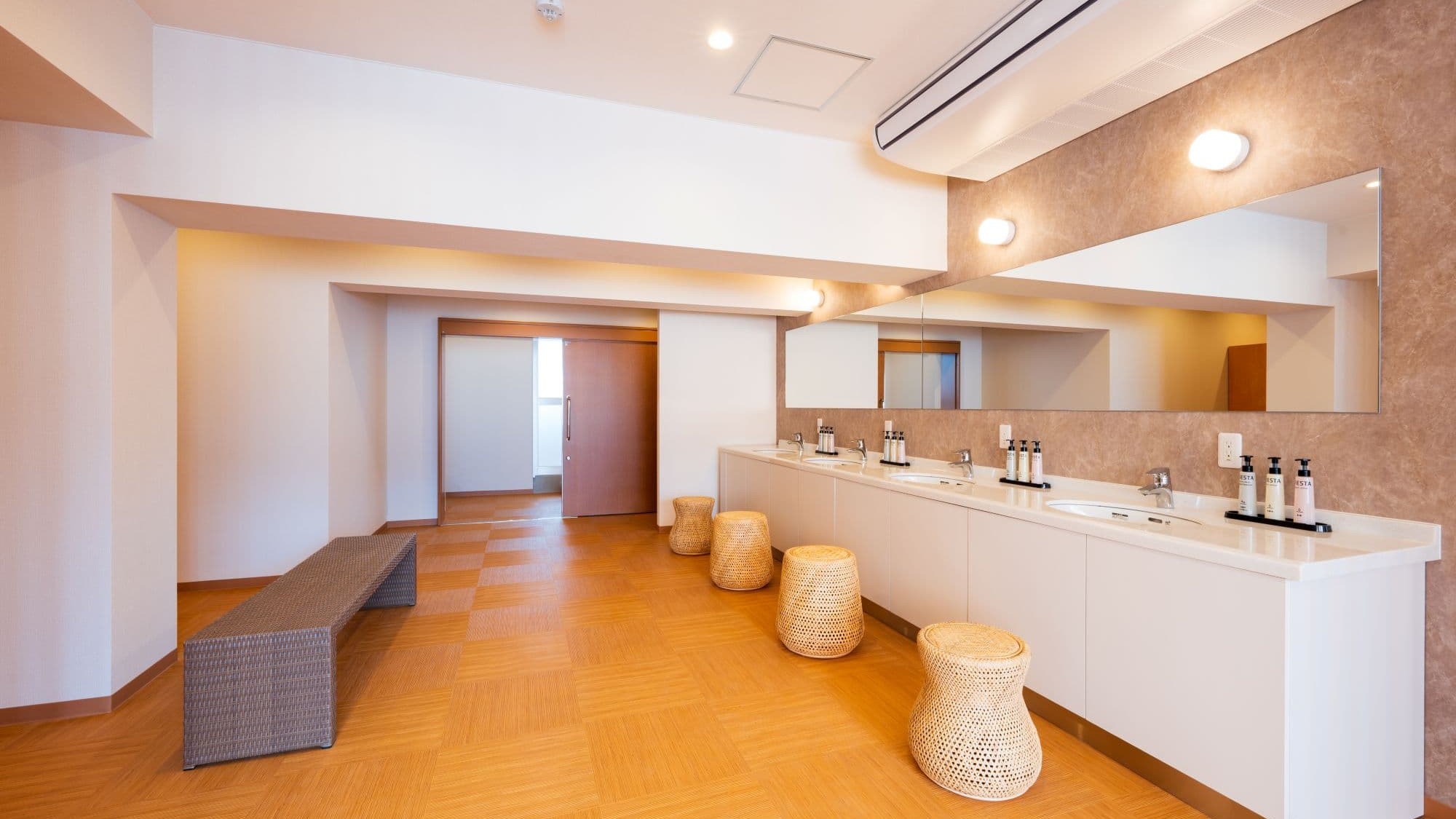 ６階大浴場　脱衣所