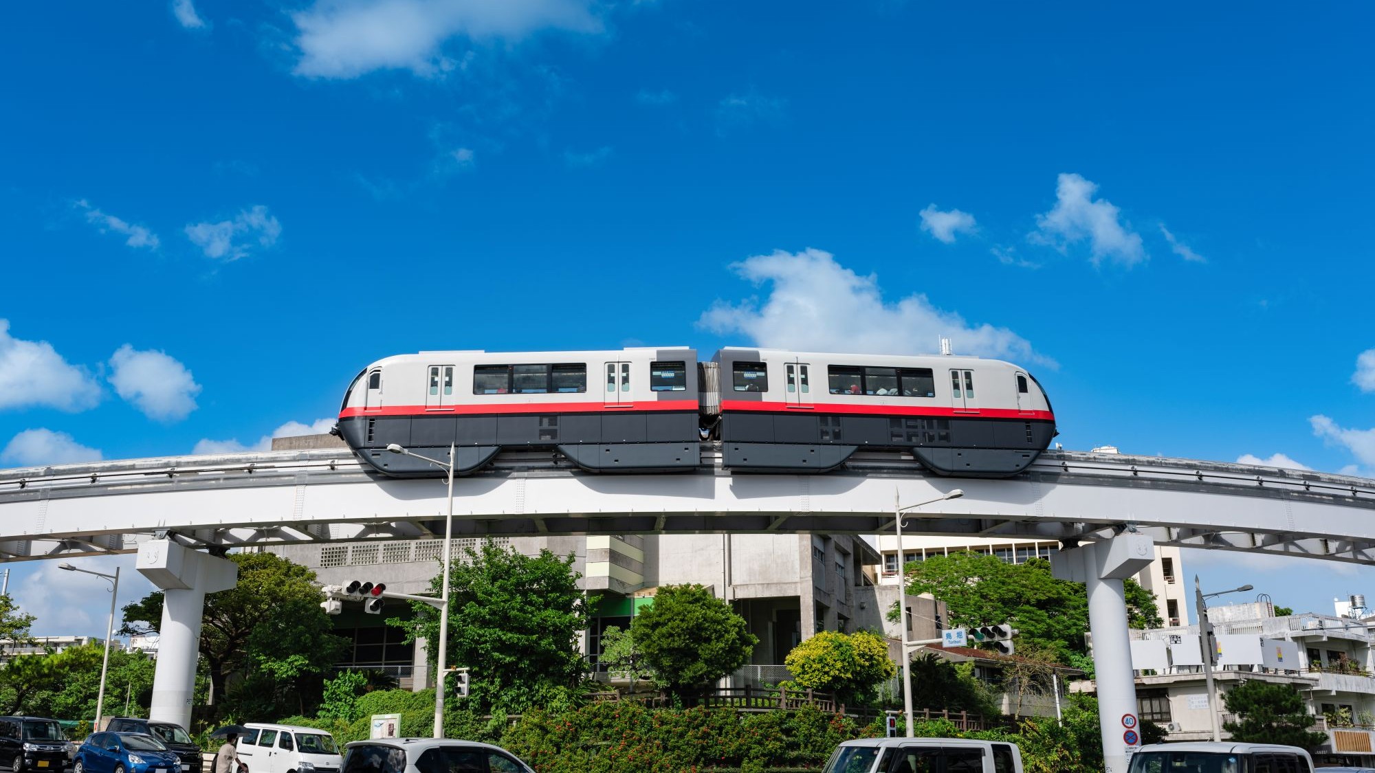 【ゆいレール】那覇空港からホテル最寄りの「県庁前」駅まで約13分です。