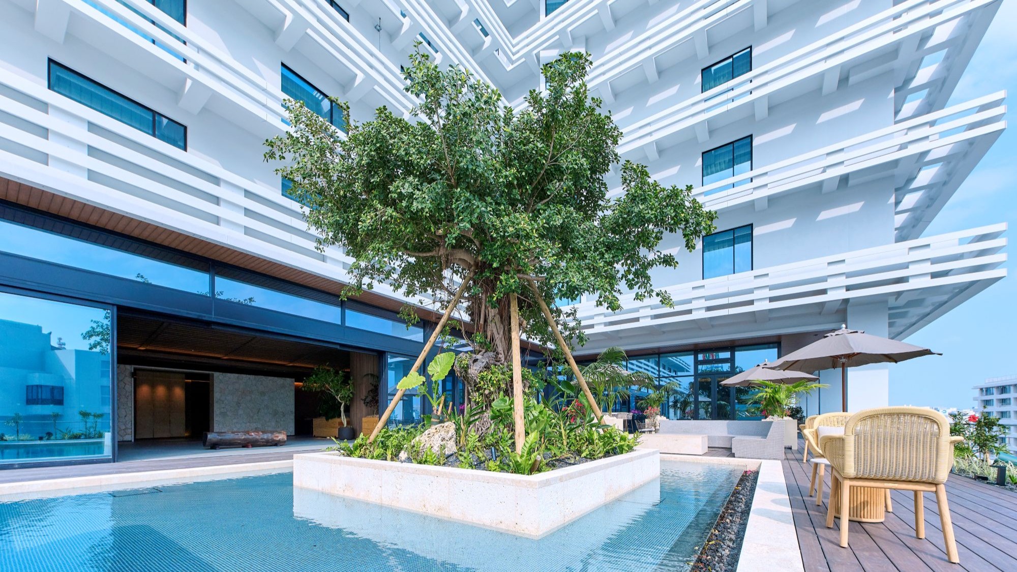 琉球の島々のエネルギーを感じるロビー＆テラス