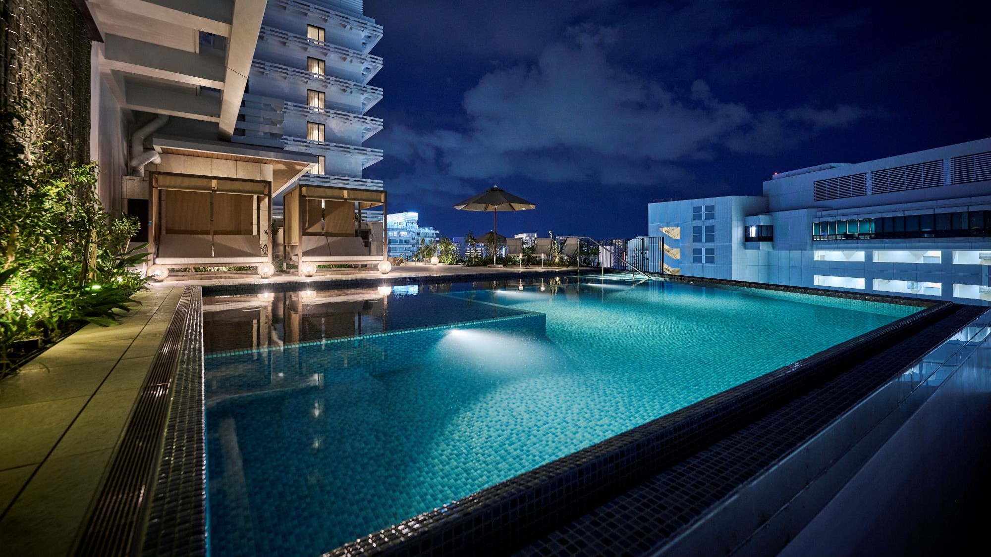 開放感に包まれるプールエリア