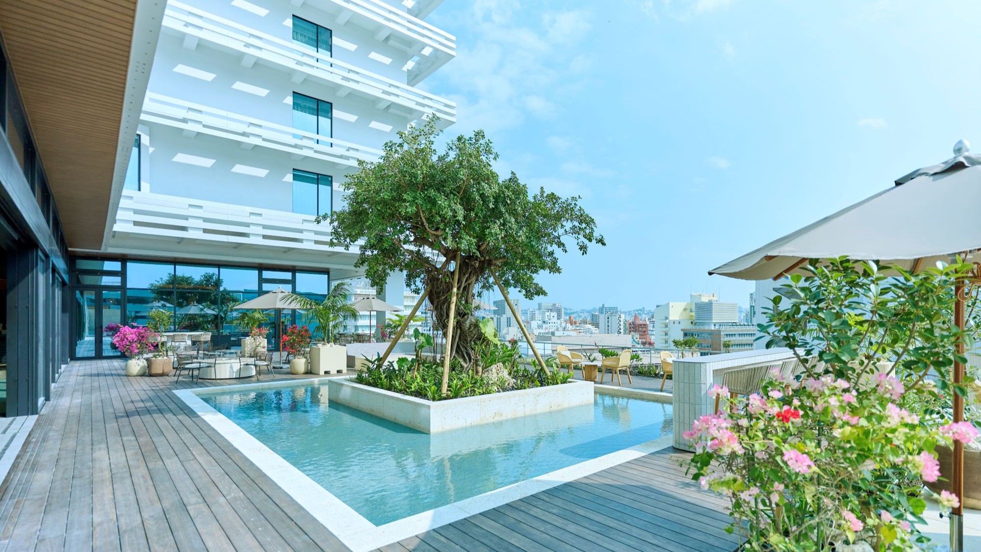 琉球の島々のエネルギーを感じるロビー＆テラス