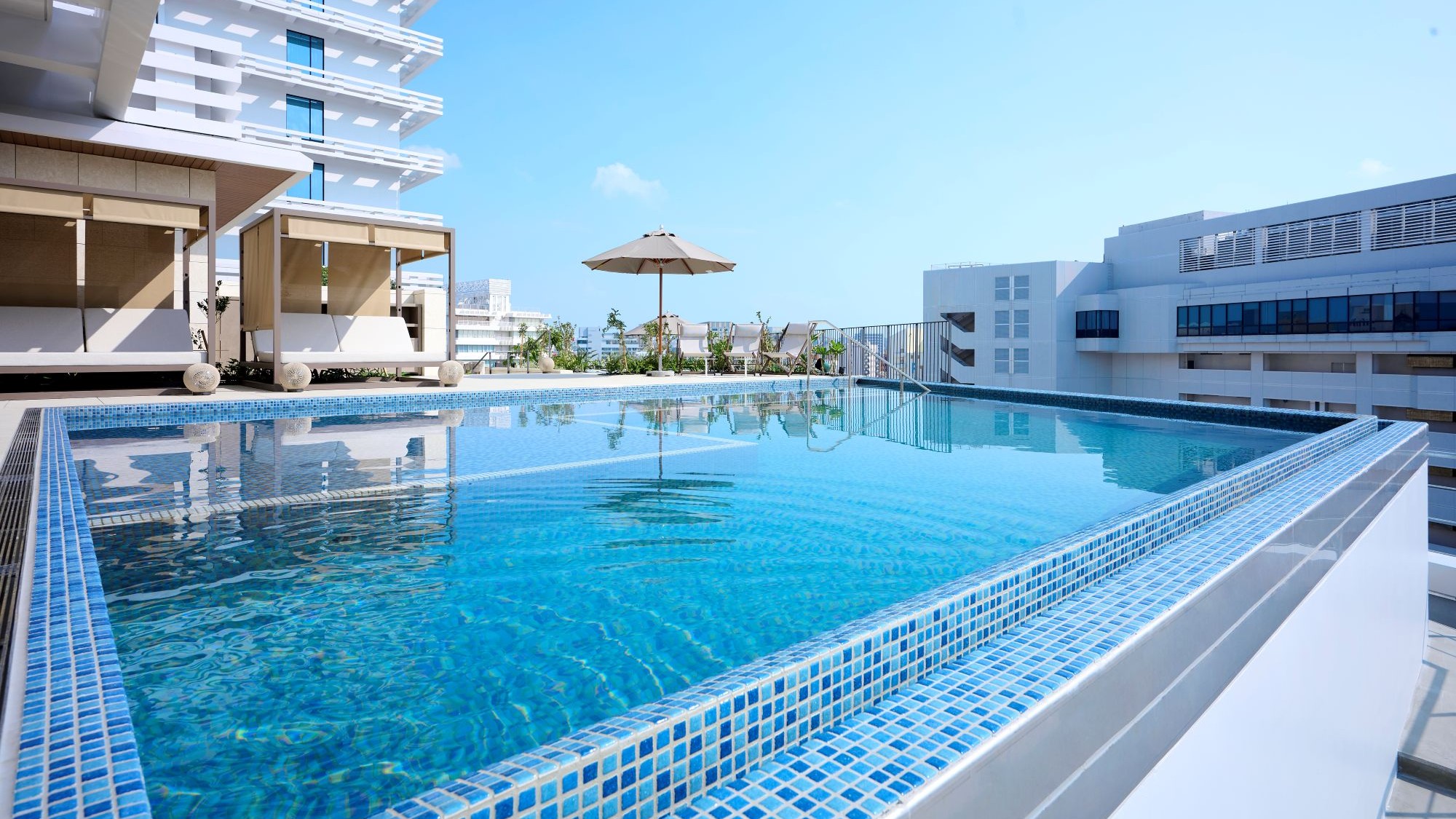 開放感に包まれるプールエリア（宿泊者専用）