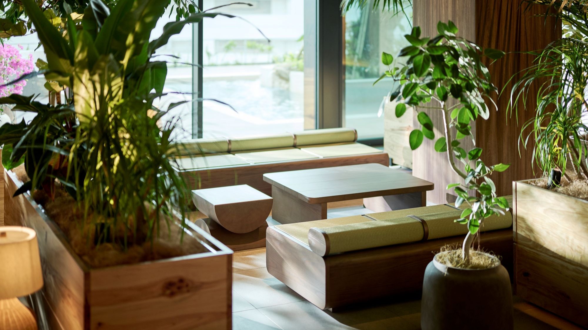 朝日の差し込むロビー