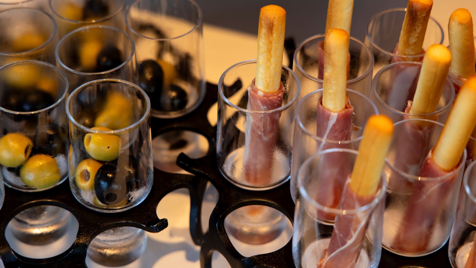 エグゼクティブラウンジでは、時間帯により軽食やコーヒー、アルコールなどのドリンクをご用意しています。