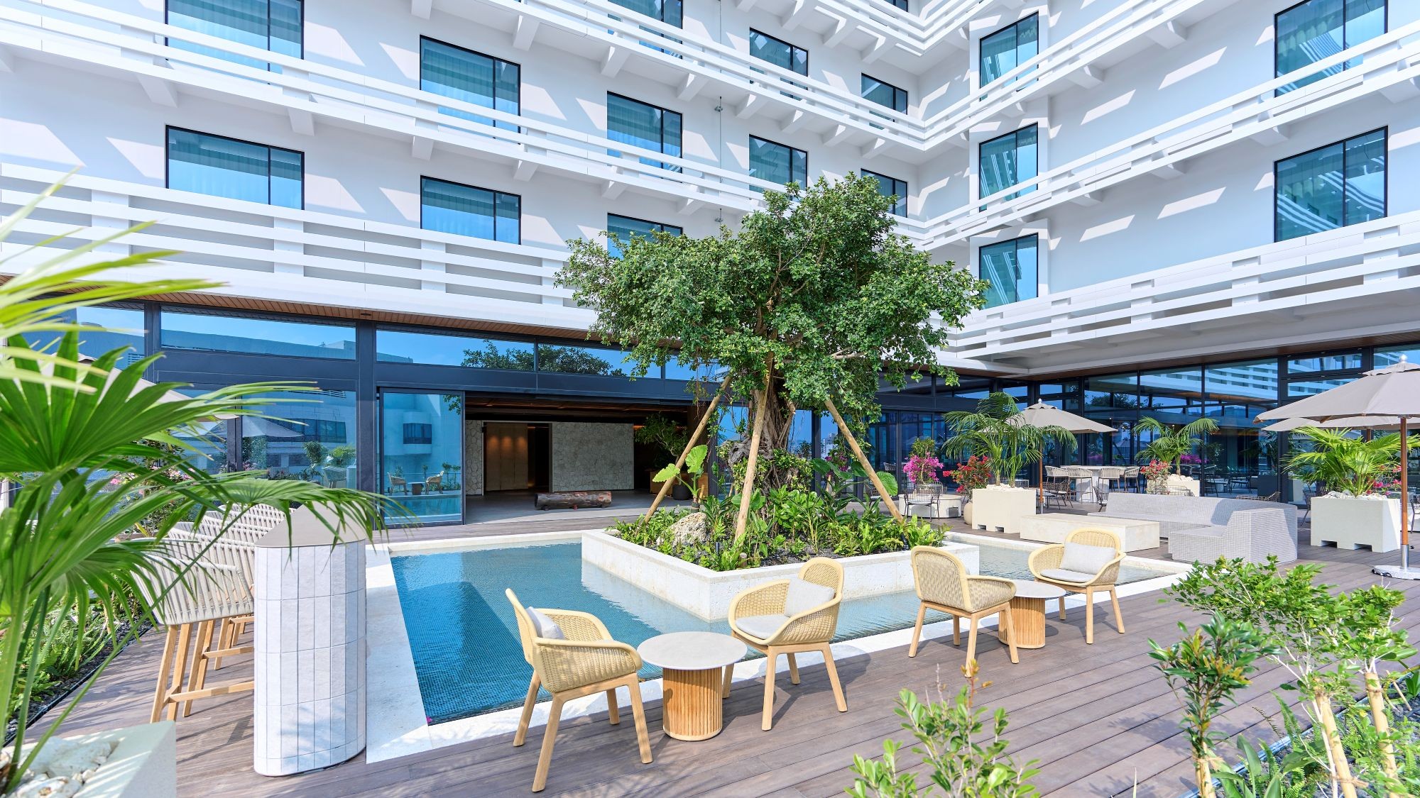 那覇の中心にいることを忘れるテラスエリア