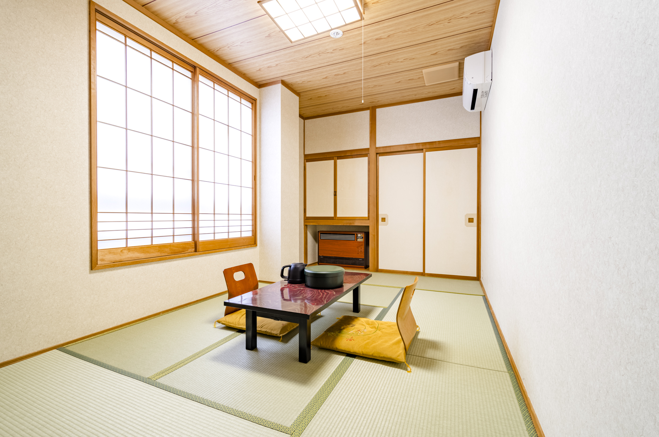 【3人部屋】302、303／バス・トイレなし／エアコン完備