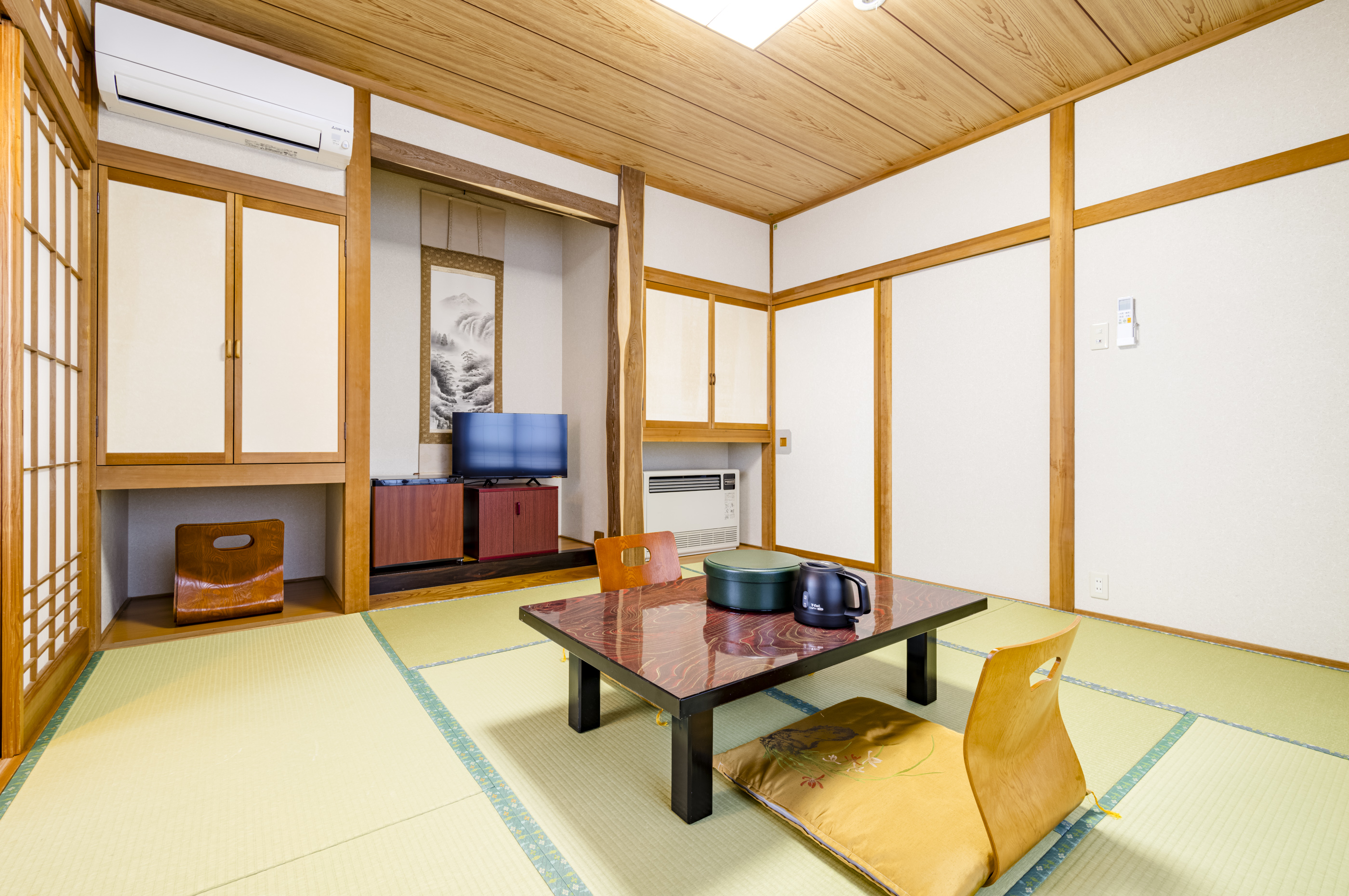 【4人部屋】201・202／バストイレ付／エアコン完備