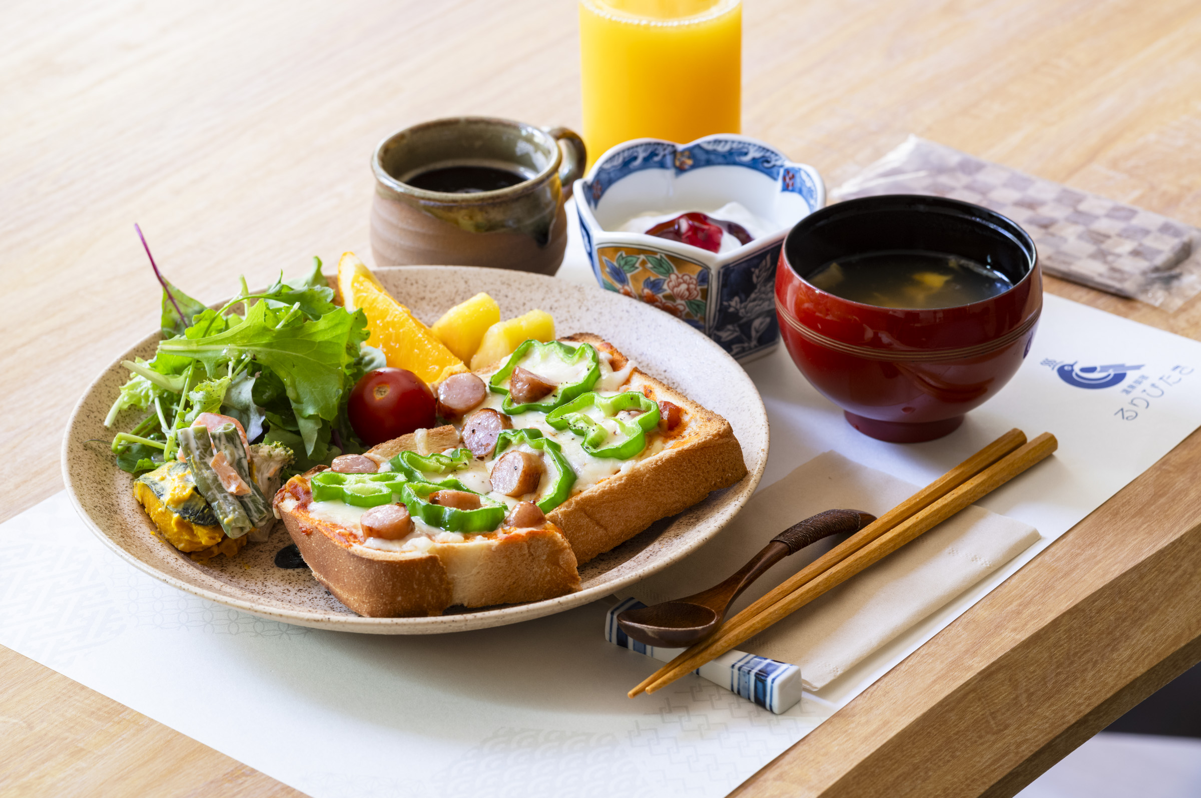 香ばしく焼き上げた厚切りピザトースト。味噌汁と彩り豊かな野菜を添えた朝ごはん。
