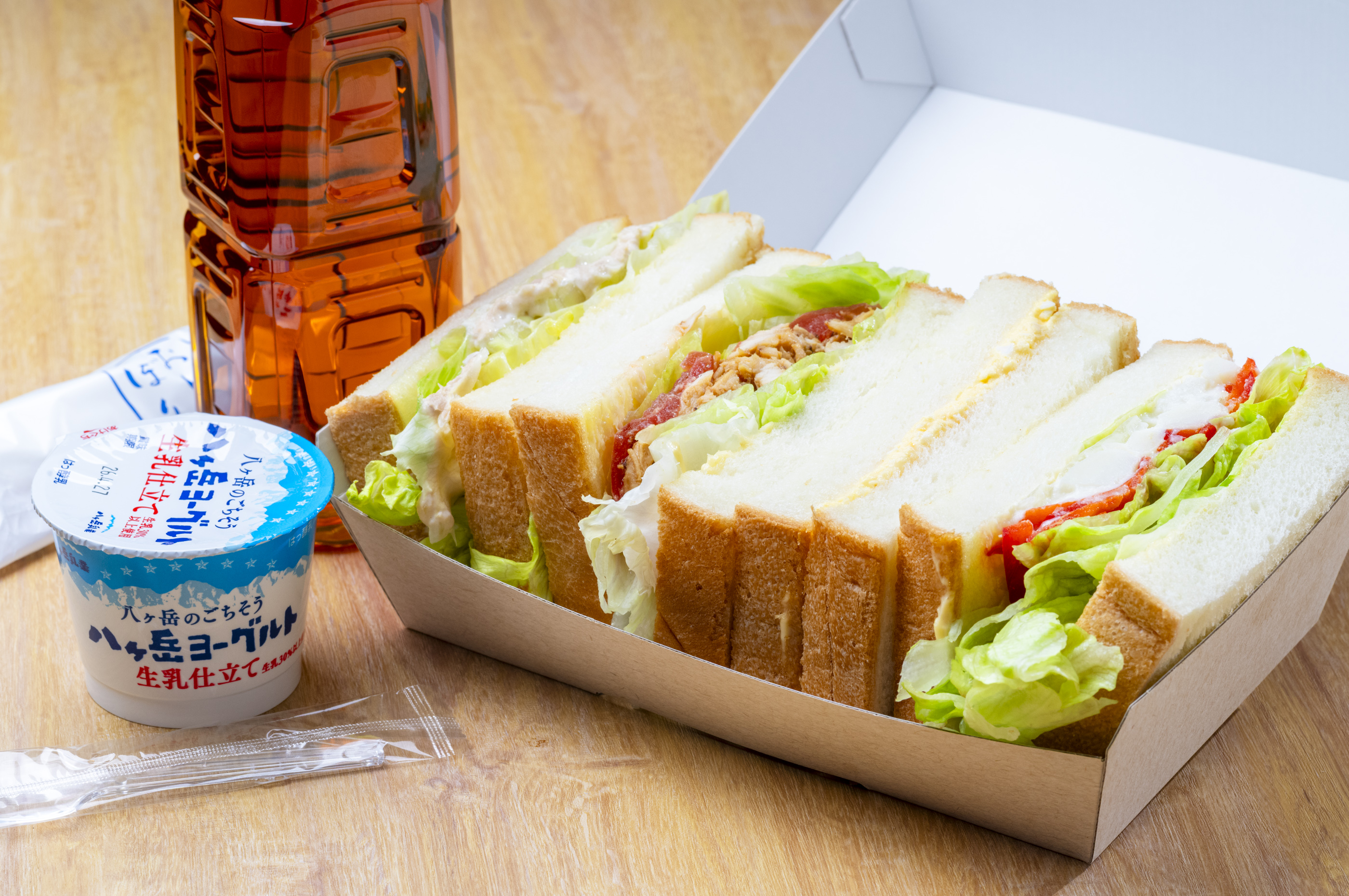 ボリュームたっぷりのサンドイッチに、ヨーグルトとお茶を添えて。しっかり満たされる朝食弁当です。