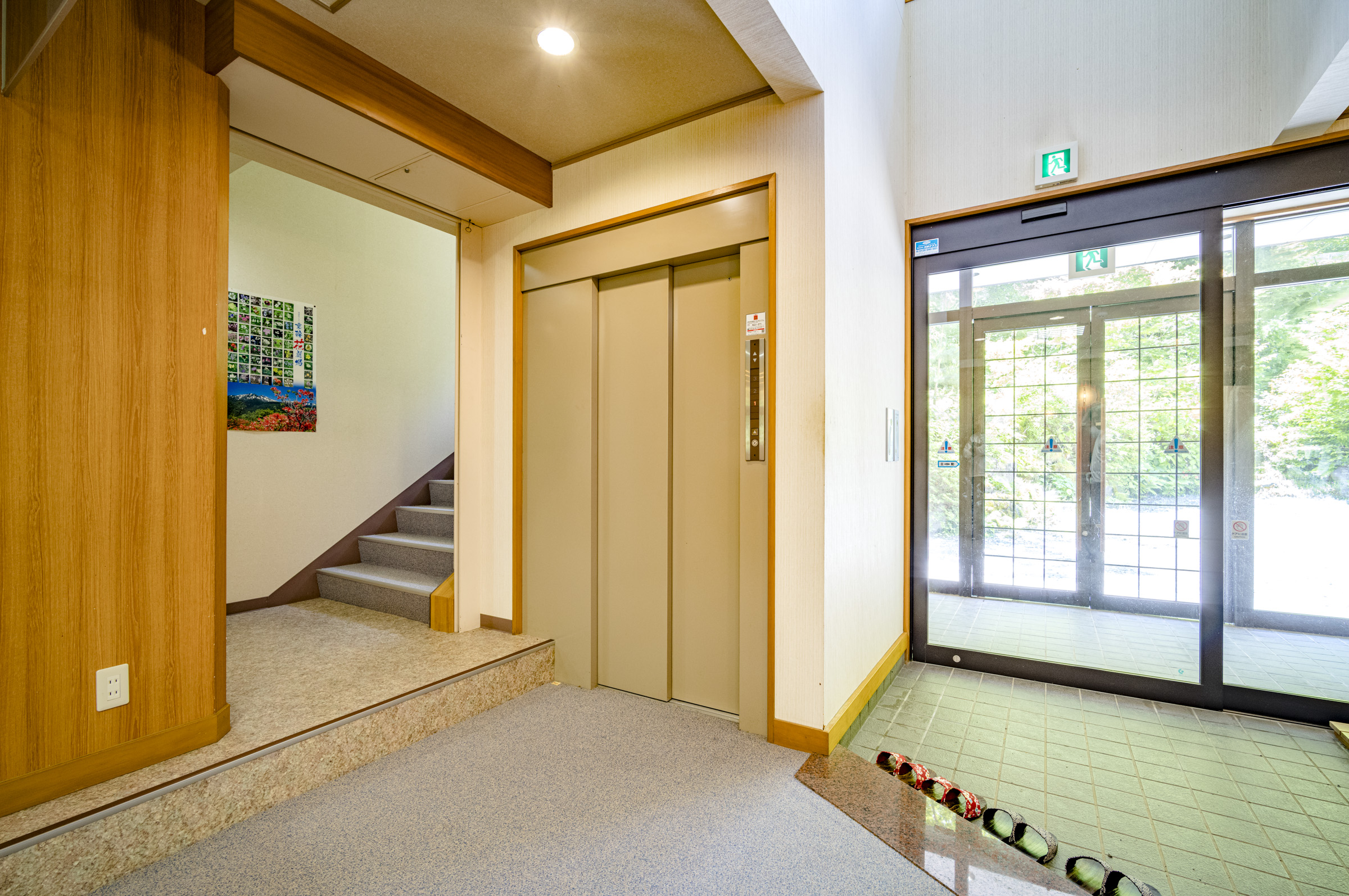 エレベータをご用意しておりますので
お荷物も楽に運べます。