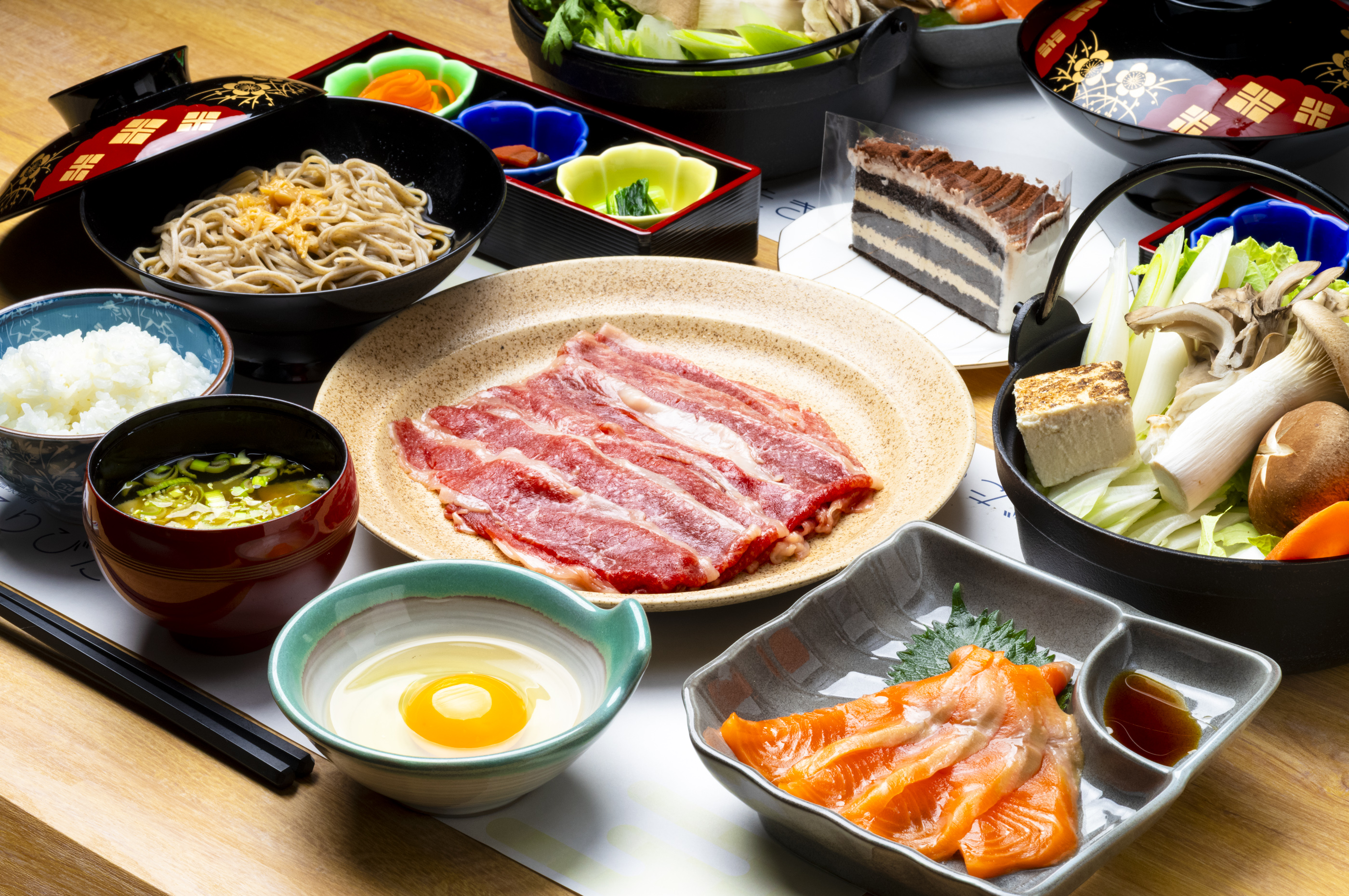 とろける黒毛和牛を味わう、贅沢なすき焼き鍋。心まで満たされる、るりびたき人気のメニューです。