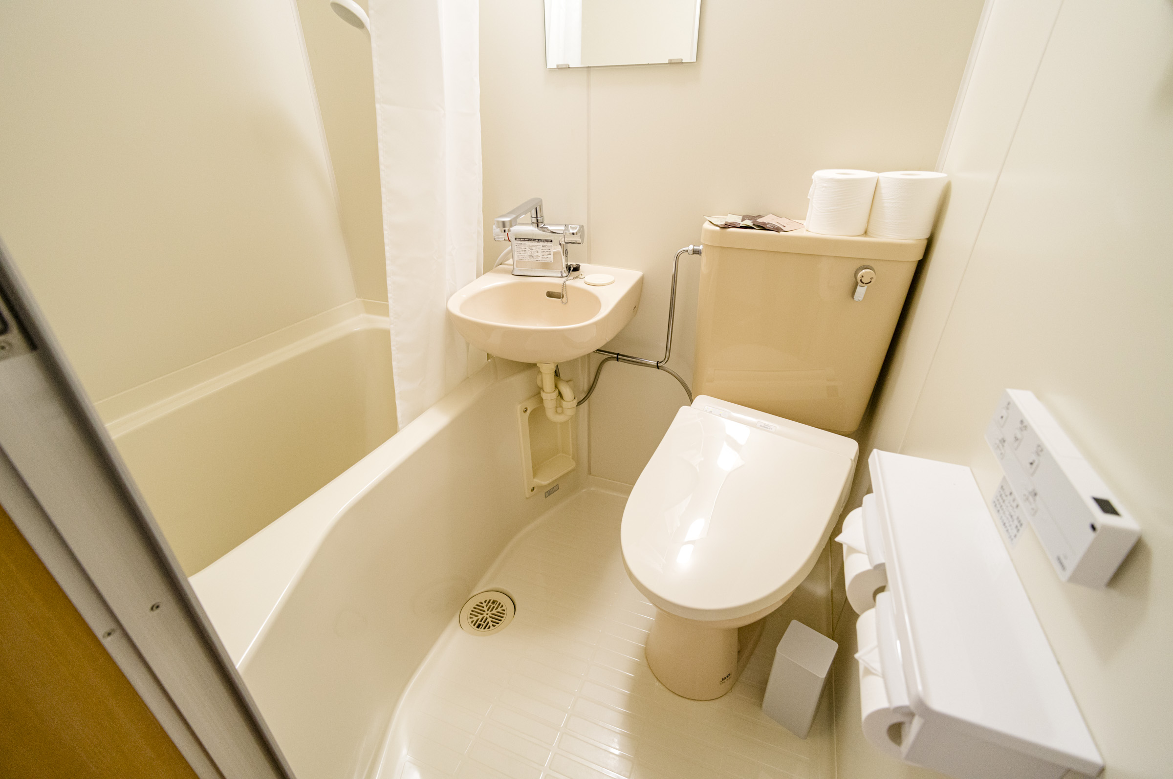 【4人部屋】201・202・206／バストイレ付／テレビ・エアコン完備