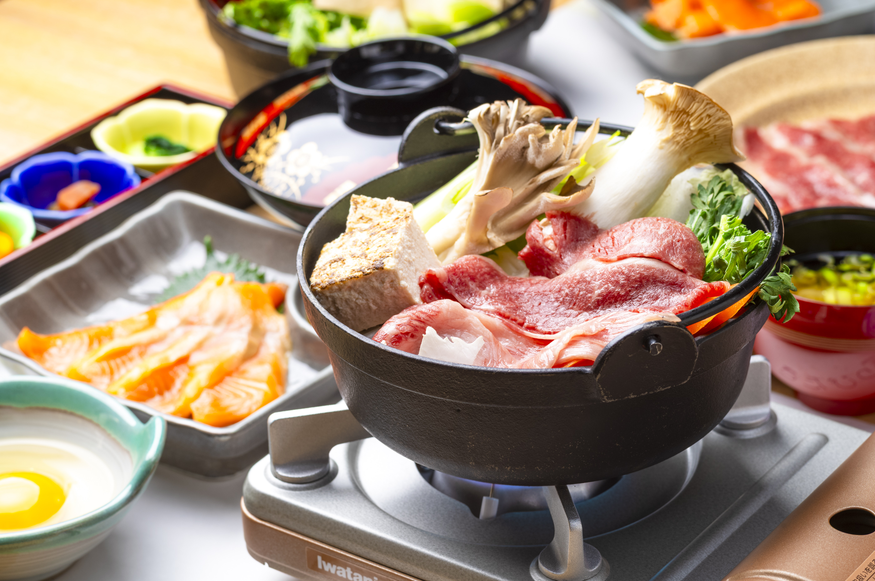 とろける黒毛和牛を味わう、贅沢なすき焼き鍋。心まで満たされる、るりびたき人気のメニューです。