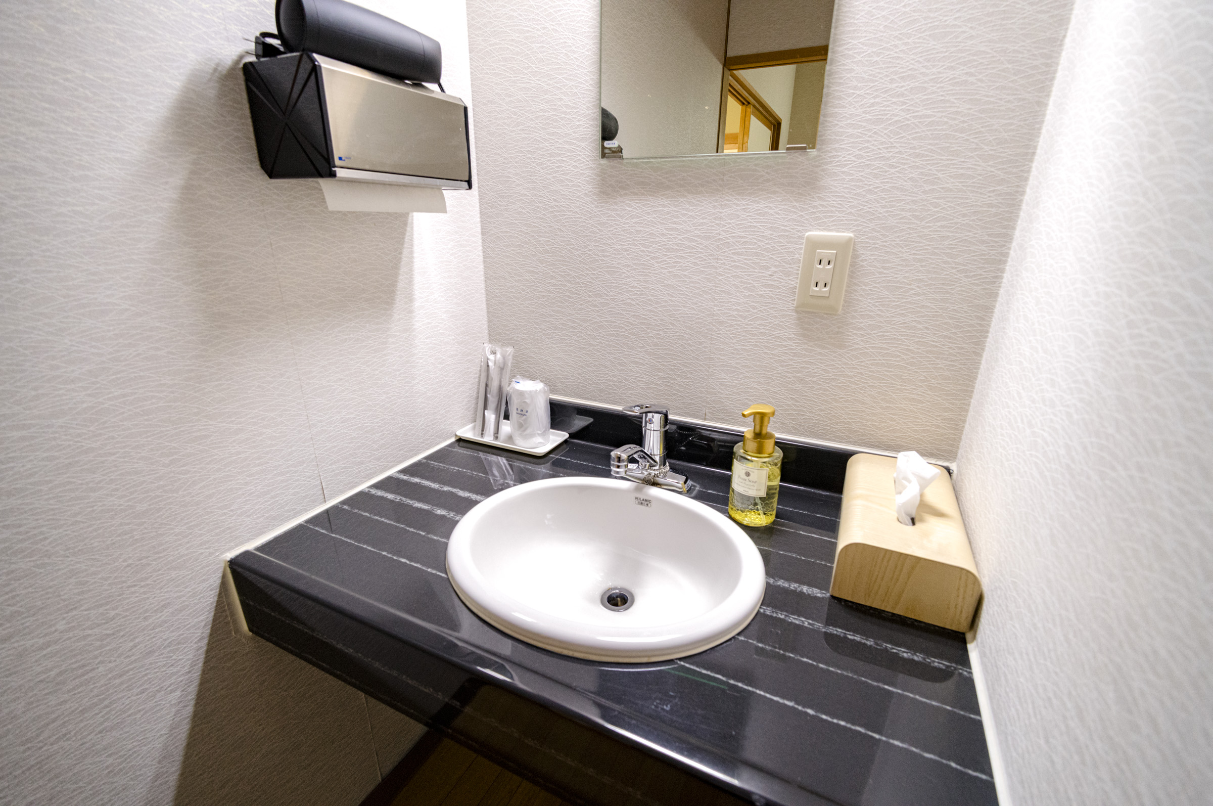 【4人部屋】201・202・206／バストイレ付／テレビ・エアコン完備