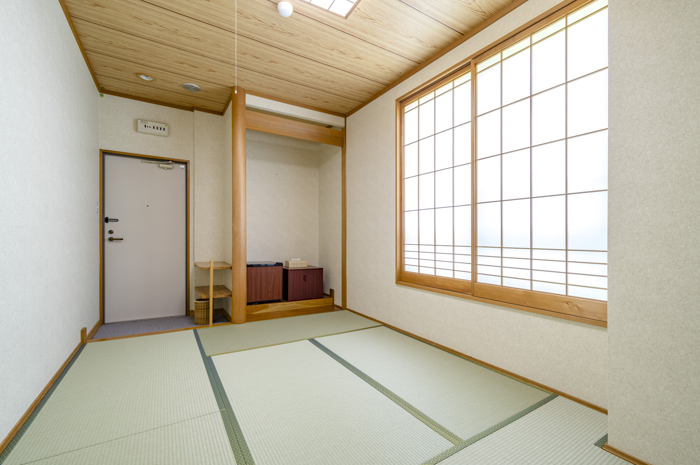 【2人部屋】303／バス・トイレなし／テレビ・エアコン完備