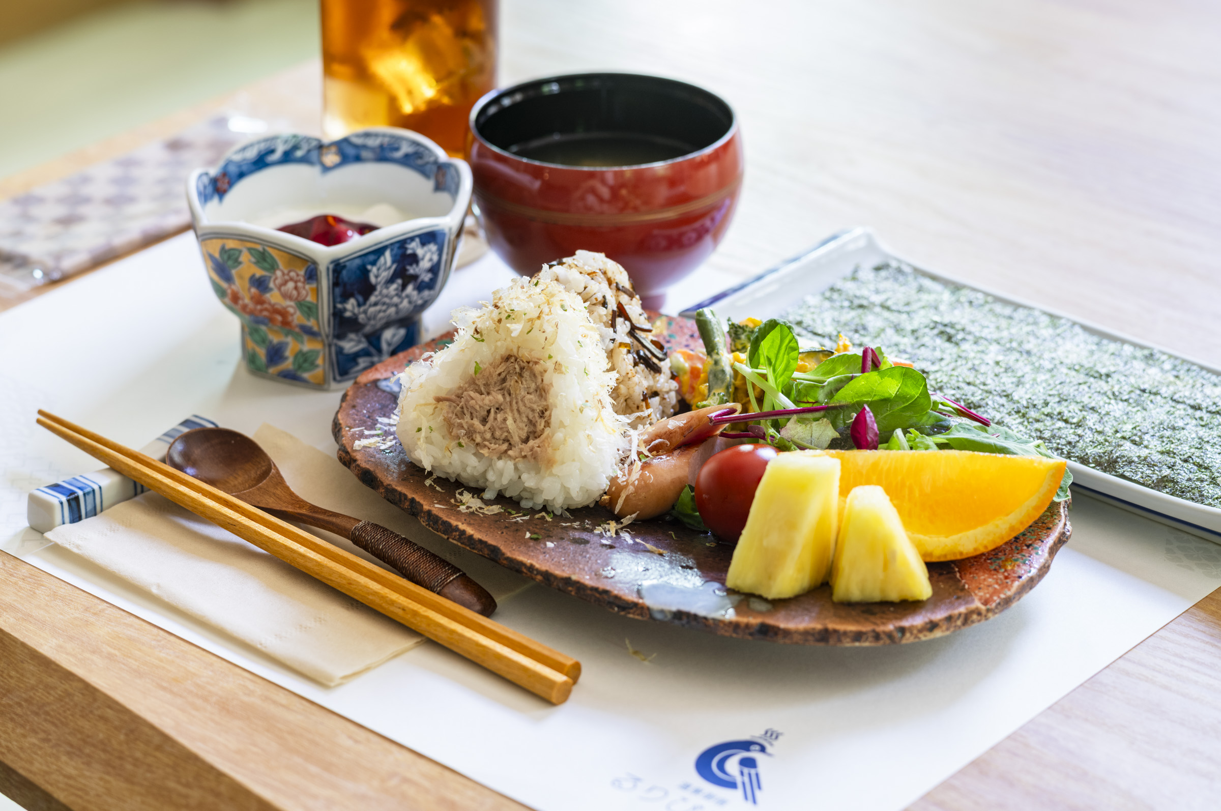 素朴で優しい朝のひととき。具材の異なる２種類のおにぎりと、ほっと温まる味噌汁、お野菜。