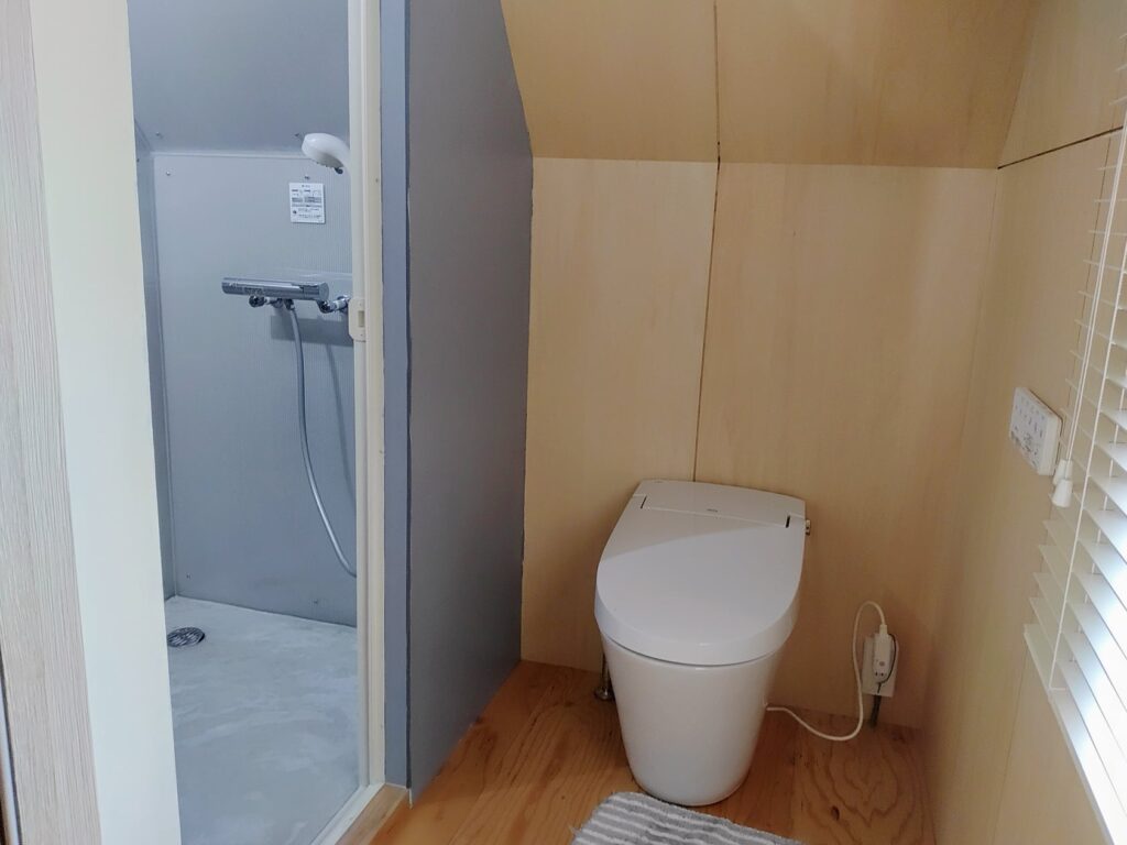 トイレとシャワー室