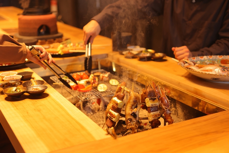 【90日前早割プラン】スタッフがおもてなし、囲炉裏で味わう地元食材の贅沢な串焼きプラン／和朝食付き