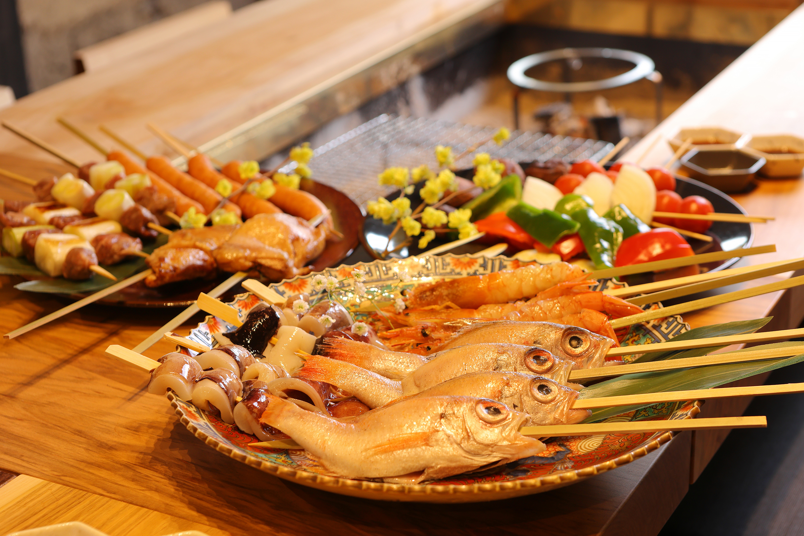 スタッフがおもてなし、囲炉裏で味わう贅沢な串焼きプラン