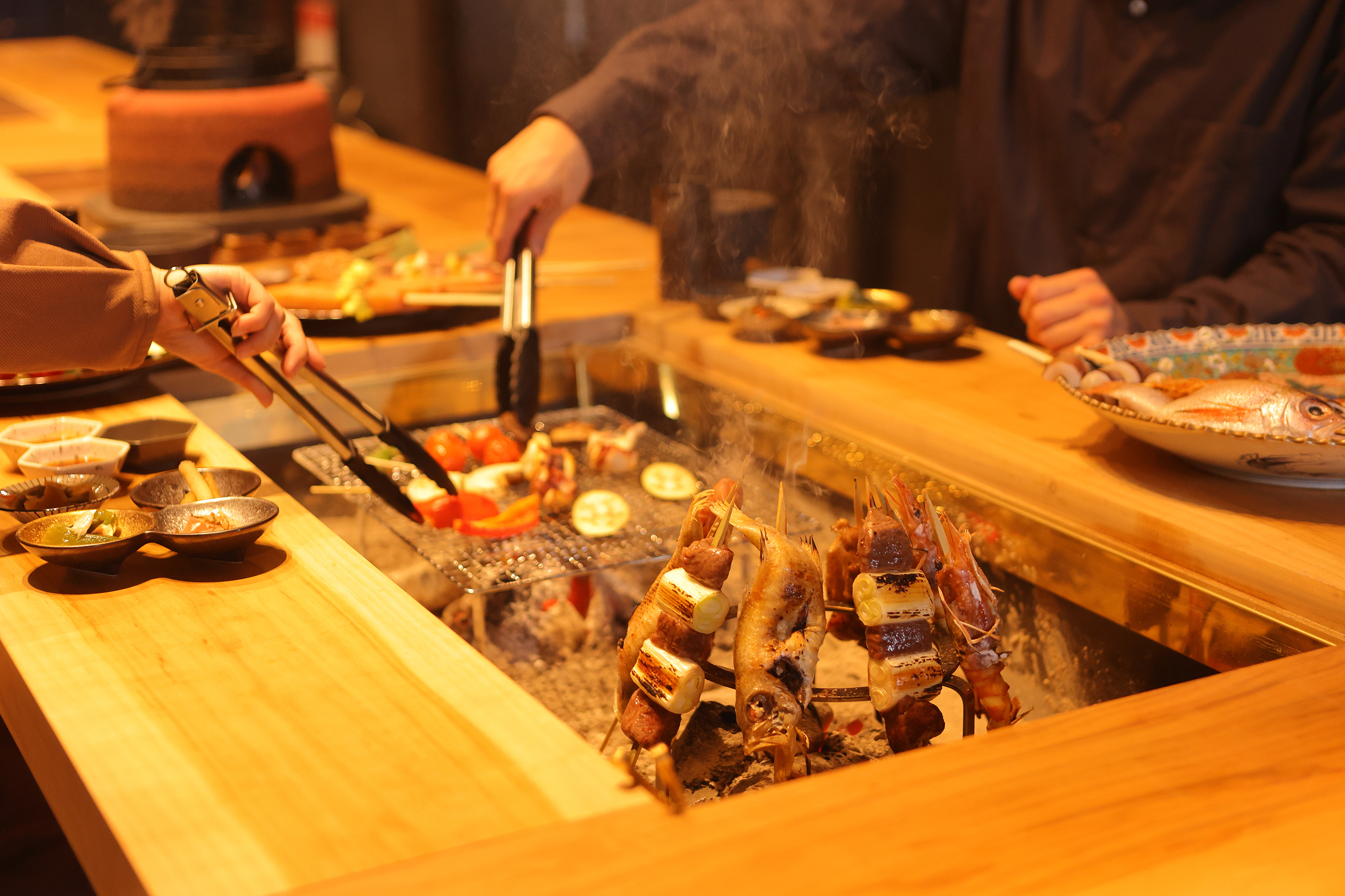 スタッフがおもてなし、囲炉裏で味わう贅沢な串焼きプラン